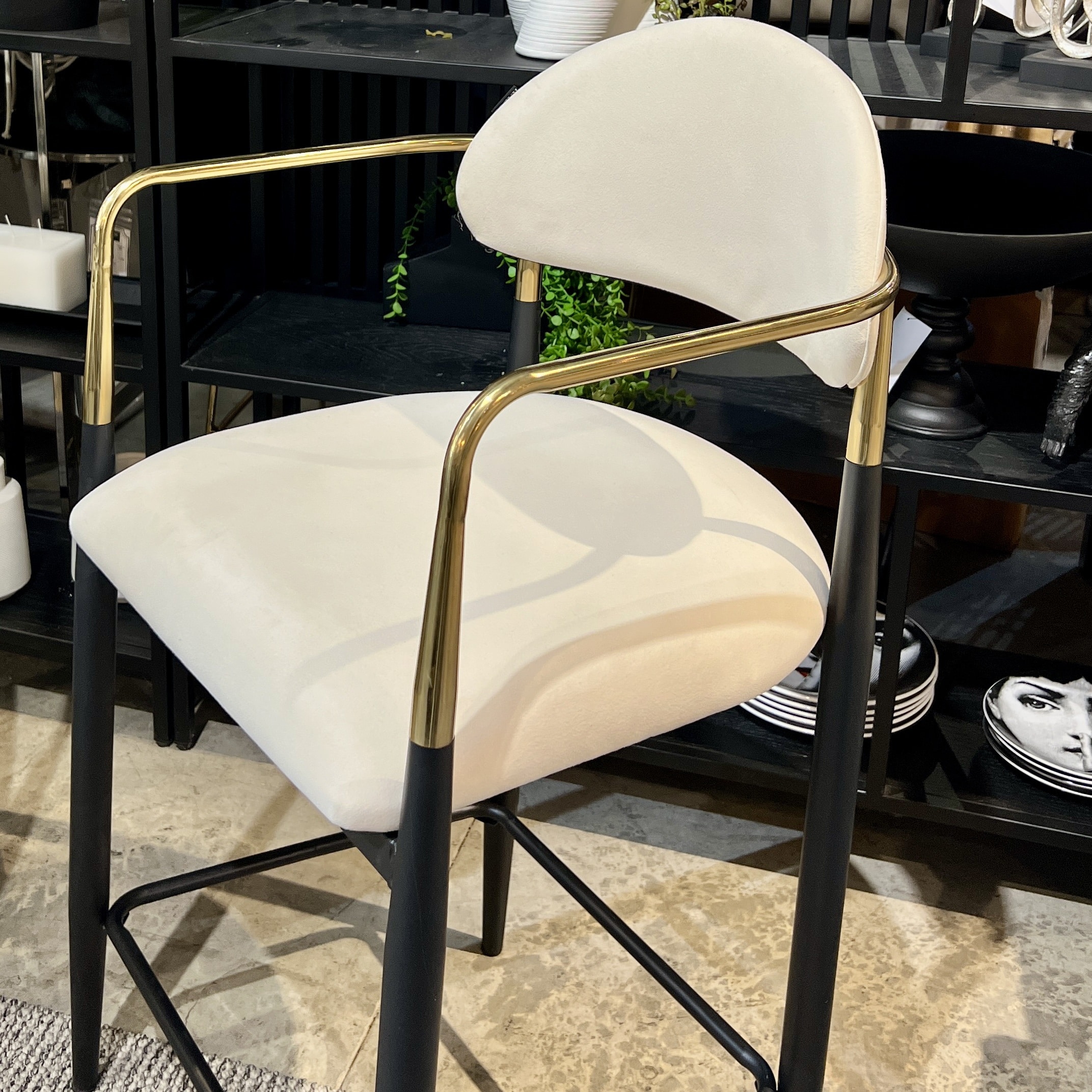 כיסא בר ידיות זהב רגליים שחור בד שמנת דגם מודרן קימי כיסא בר ידיות זהב רגליים שחור בד שמנת דגם מודרן קימי