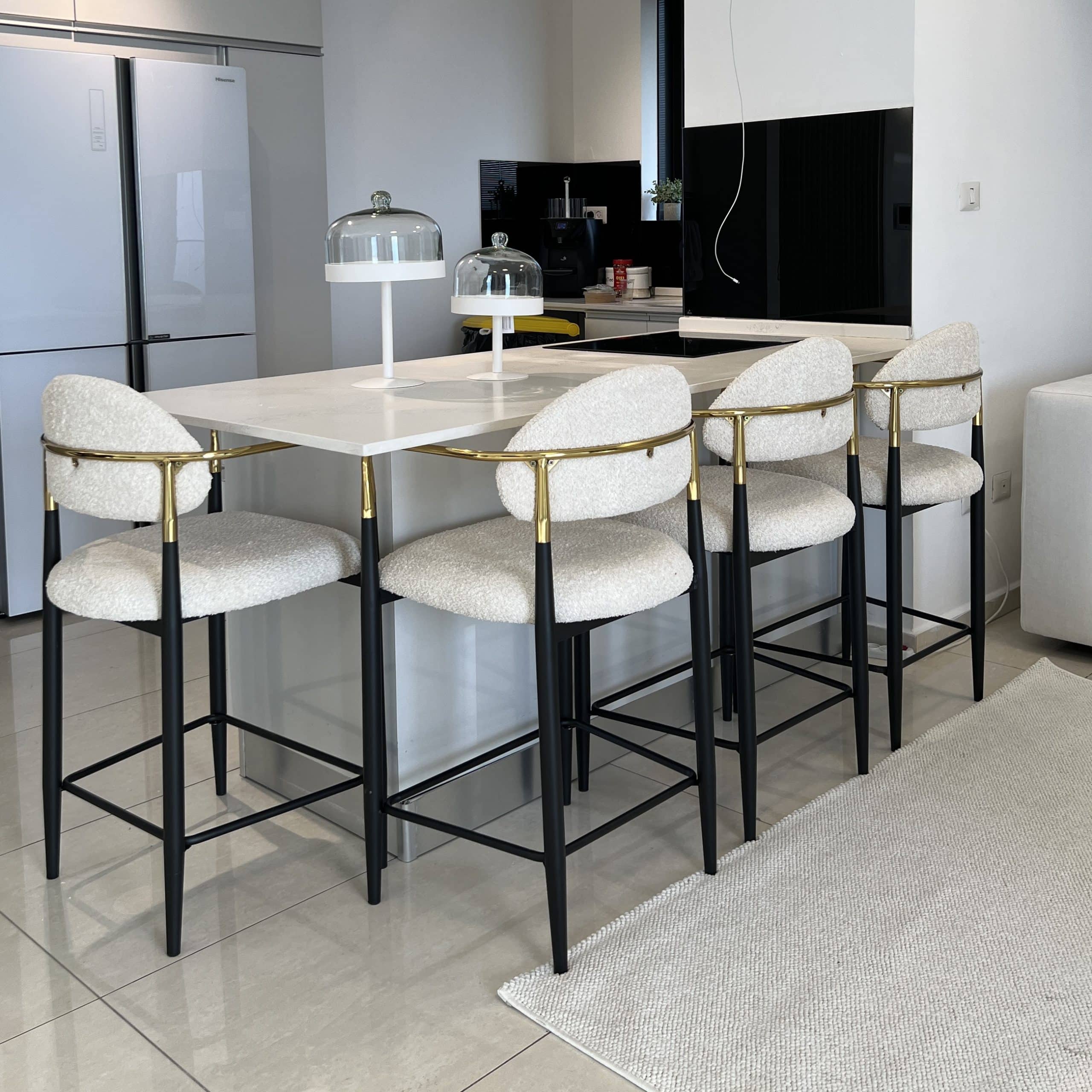 כסא בר ידיות זהב רגליים שחור בוקלה שמנת דגם מודרן קימי כסא בר ידיות זהב רגליים שחור בוקלה שמנת דגם מודרן קימי