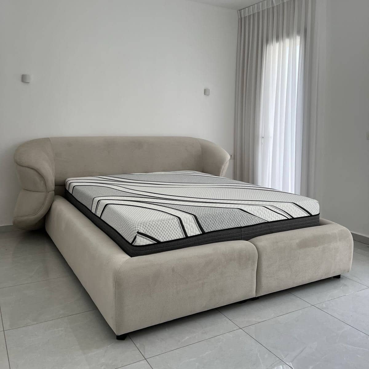 מיטה מעוצבת דגם לואי מיטה מעוצבת דגם לואי