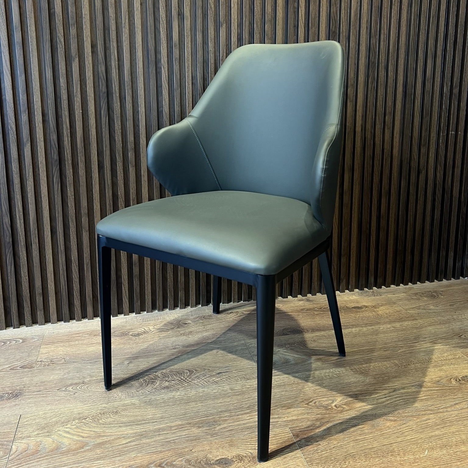 כיסא פינת אוכל דמוי עור שחור דגם 329 - אחרון במלאי! כיסא פינת אוכל דמוי עור שחור דגם 329 - אחרון במלאי!