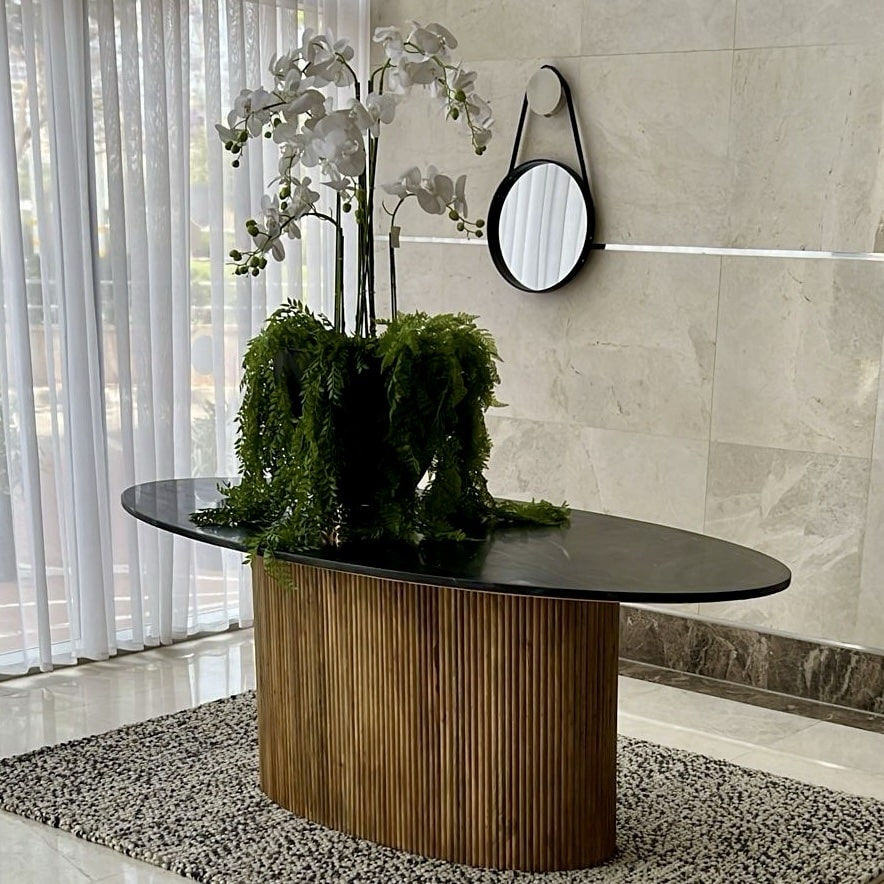 שולחן אוכל יוקרתי אובאלי רגל עץ טופ שיש שחור דגם סוניל - חיסול! שולחן אוכל יוקרתי אובאלי רגל עץ טופ שיש שחור דגם סוניל - חיסול!