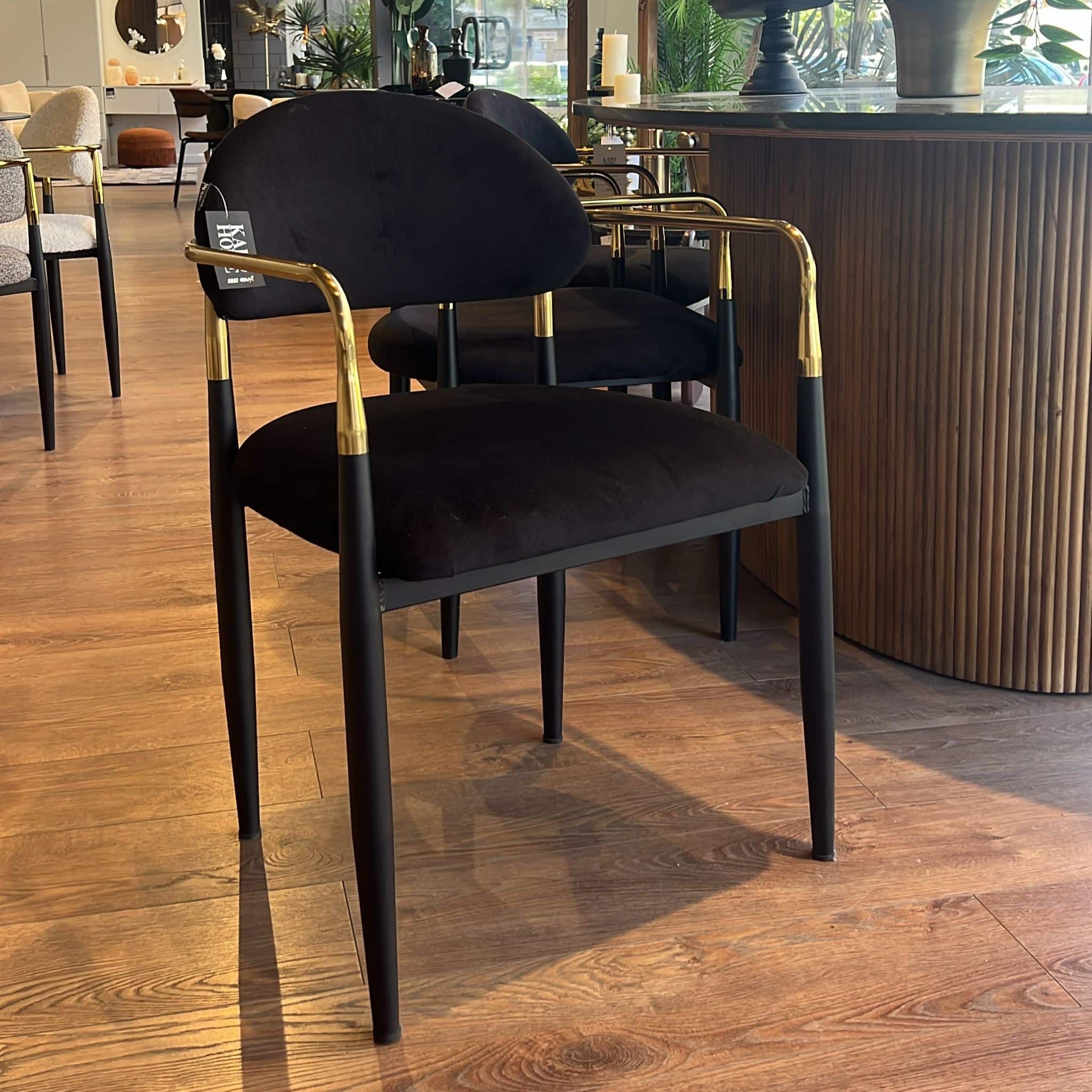 כסא פינת אוכל ידיות זהב רגליים שחור קטיפה שחור דגם מודרן קימי כסא פינת אוכל ידיות זהב רגליים שחור קטיפה שחור דגם מודרן קימי