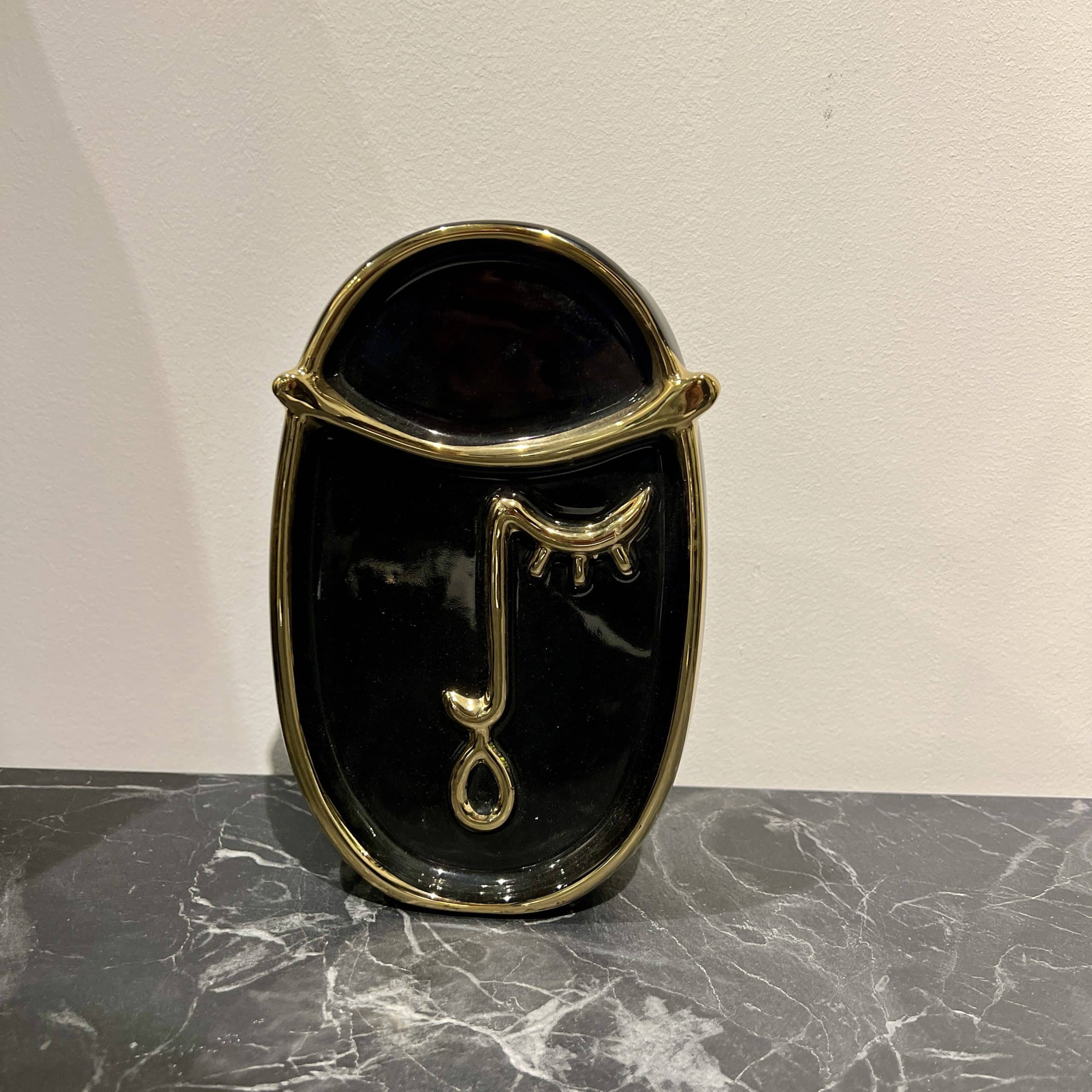 כד שחור פנים שטוח