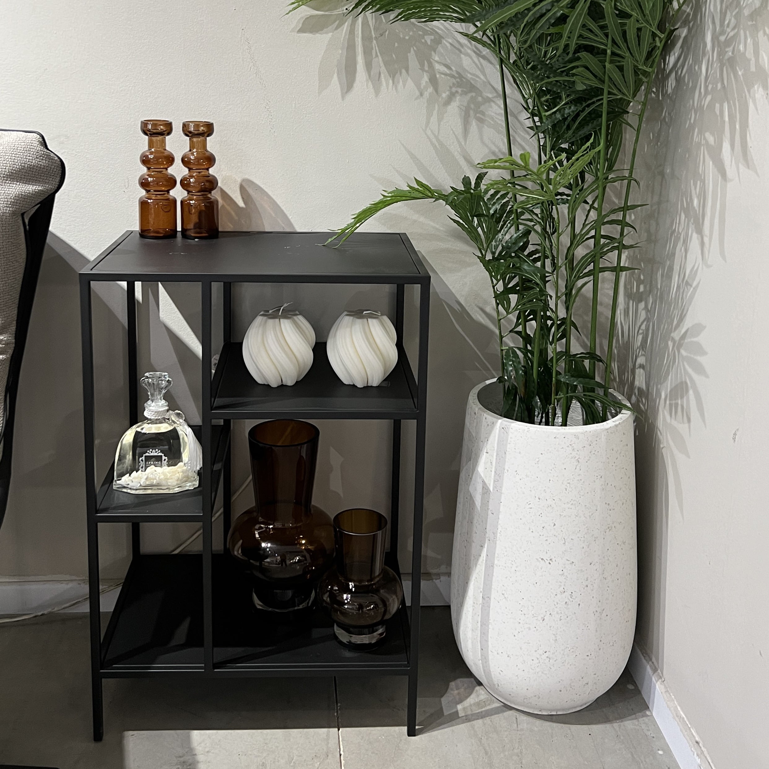 כוננית מתכת שחורה