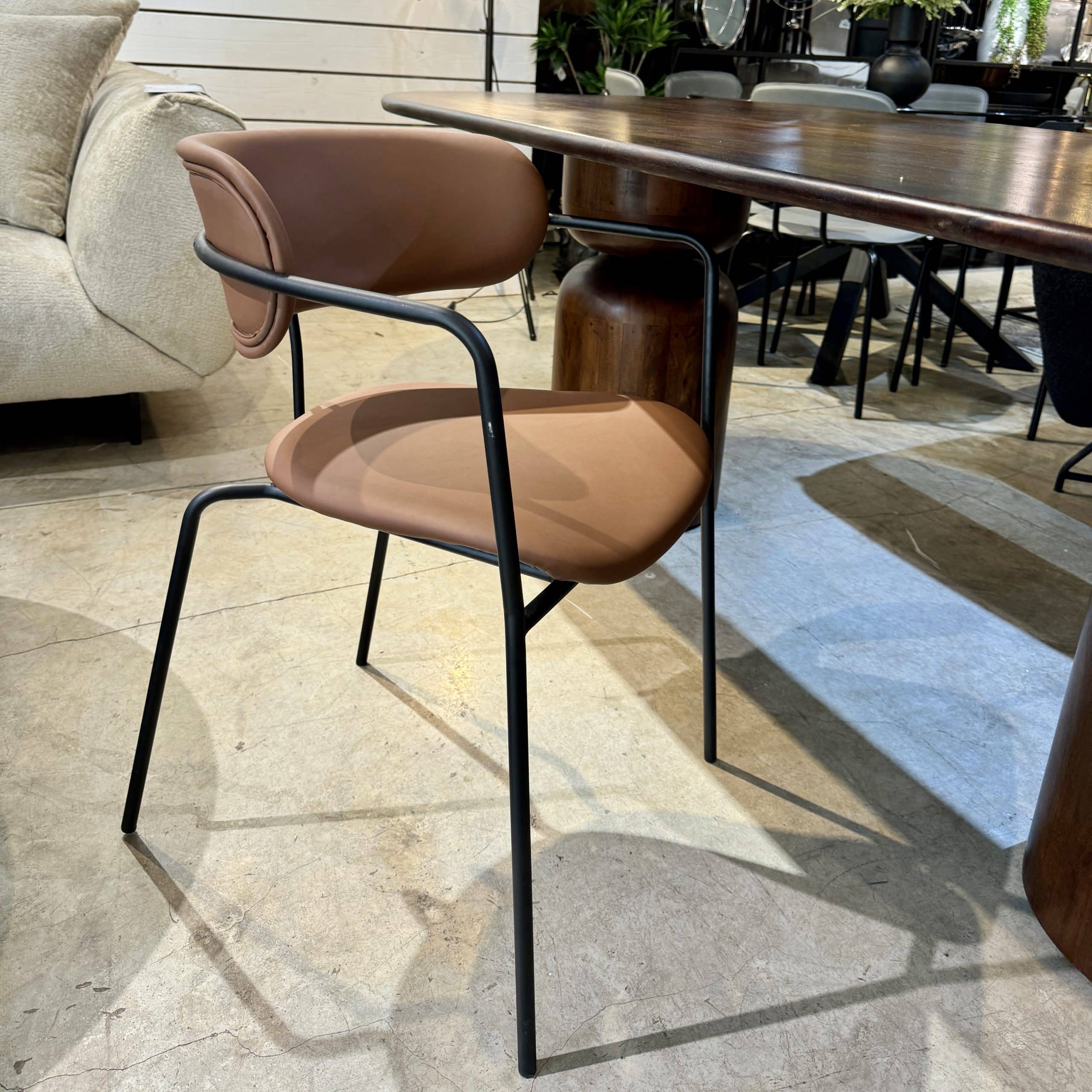 כיסא מעוצב ידיות שחור דמוי עור חום כאמל דגם רדיסון קימי כיסא מעוצב ידיות שחור דמוי עור חום כאמל דגם רדיסון קימי