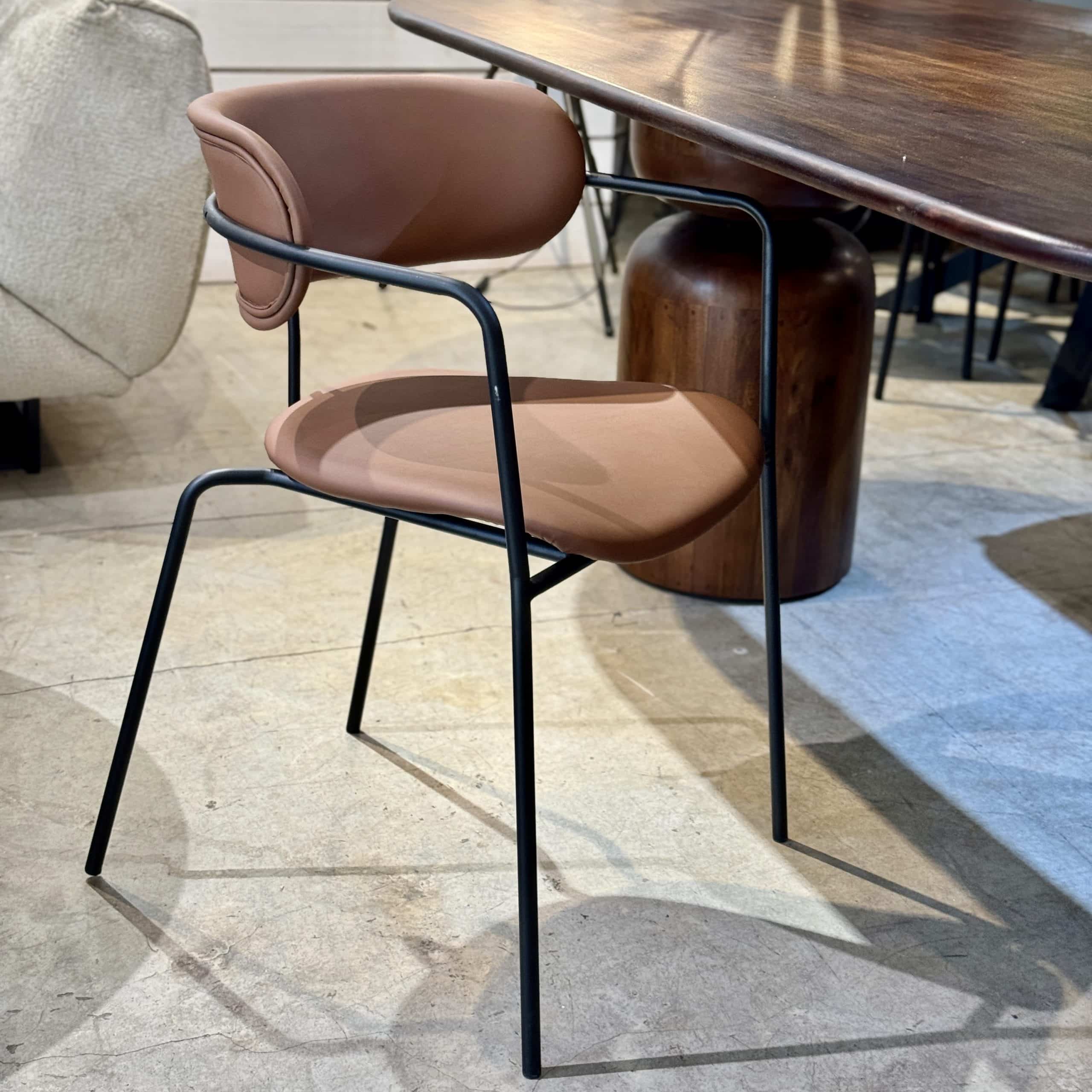 כיסא מעוצב ידיות שחור דמוי עור חום כאמל דגם רדיסון קימי כיסא מעוצב ידיות שחור דמוי עור חום כאמל דגם רדיסון קימי