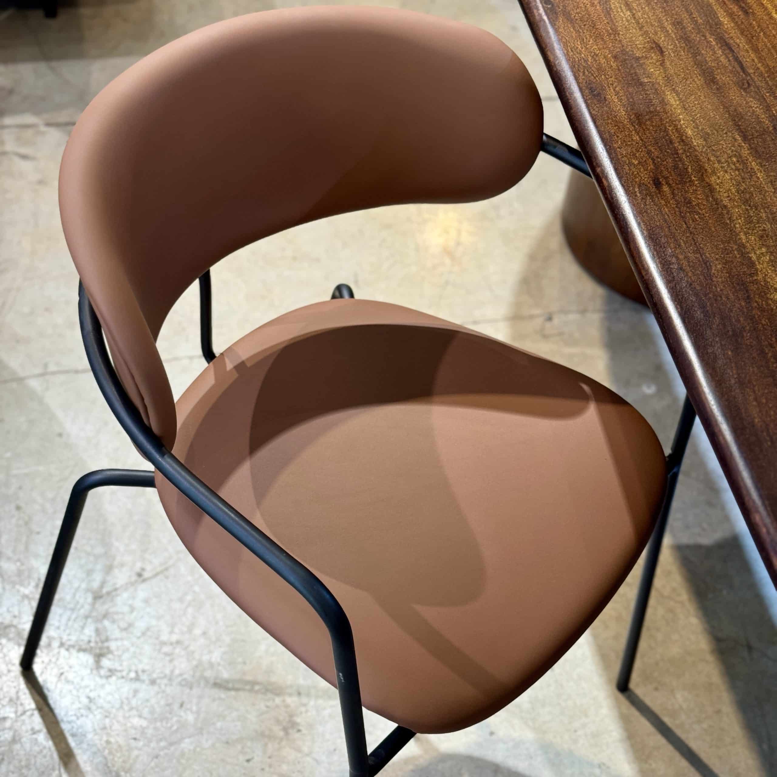 כיסא מעוצב ידיות שחור דמוי עור חום כאמל דגם רדיסון קימי כיסא מעוצב ידיות שחור דמוי עור חום כאמל דגם רדיסון קימי