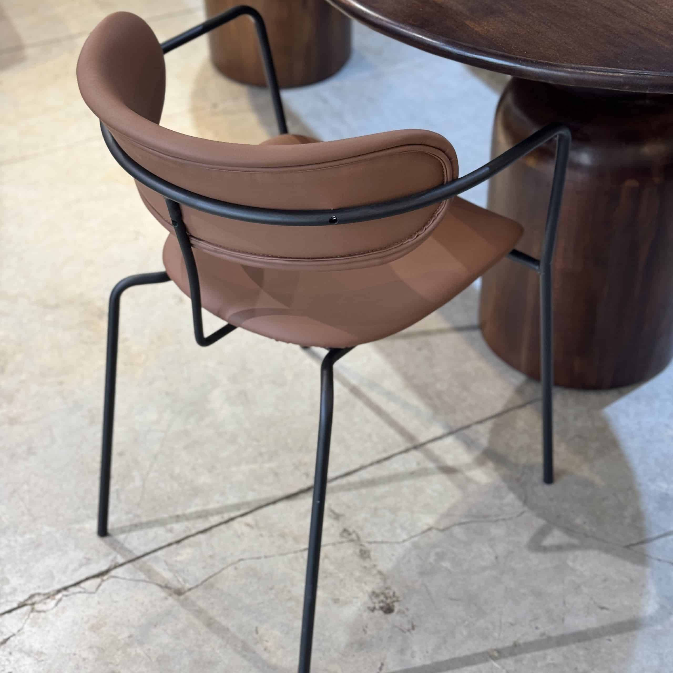 כיסא מעוצב ידיות שחור דמוי עור חום כאמל דגם רדיסון קימי כיסא מעוצב ידיות שחור דמוי עור חום כאמל דגם רדיסון קימי