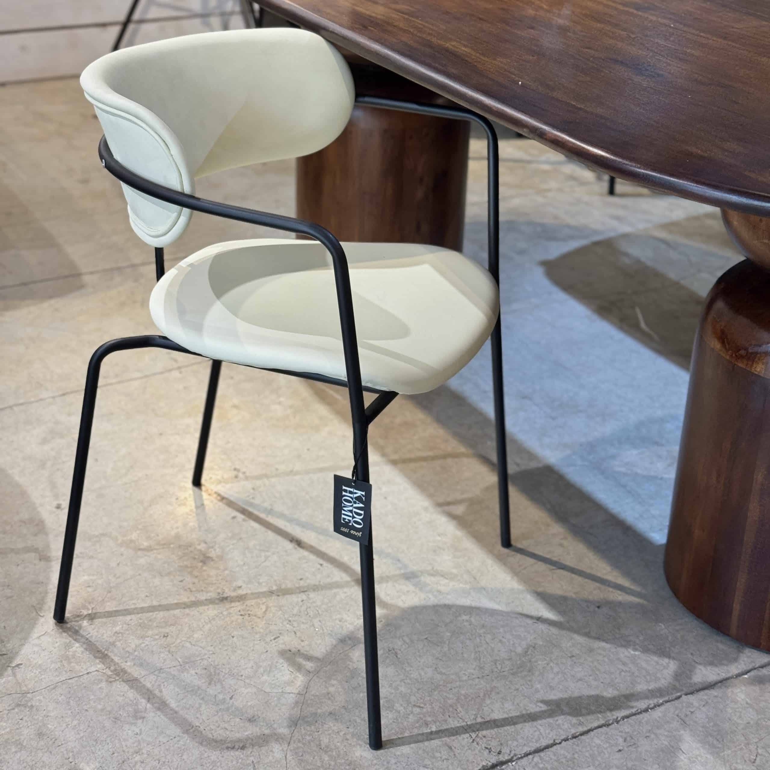 כיסא מעוצב ידיות שחור דמוי עור אבן דגם רדיסון קימי כיסא מעוצב ידיות שחור דמוי עור אבן דגם רדיסון קימי