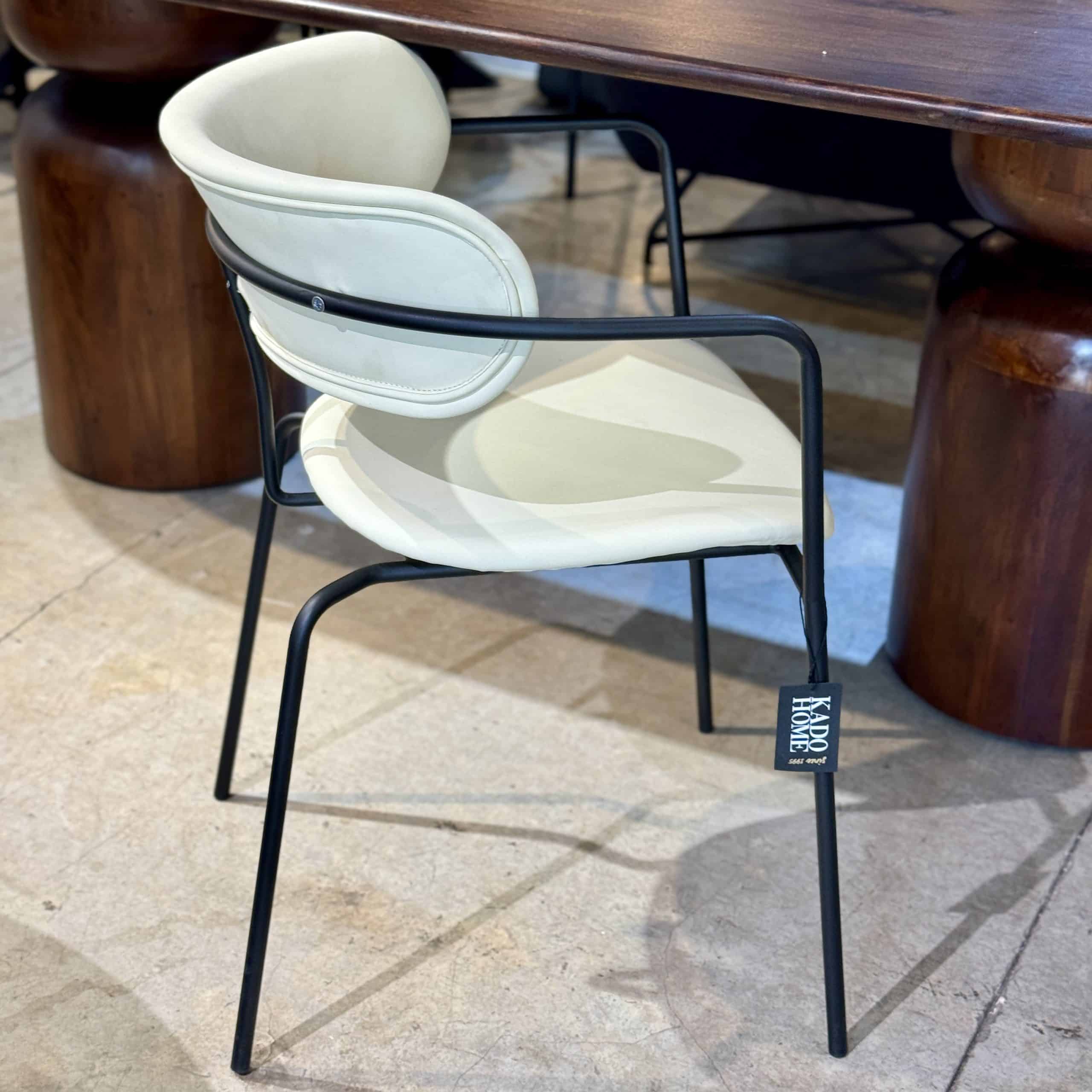 כיסא מעוצב ידיות שחור דמוי עור אבן דגם רדיסון קימי כיסא מעוצב ידיות שחור דמוי עור אבן דגם רדיסון קימי