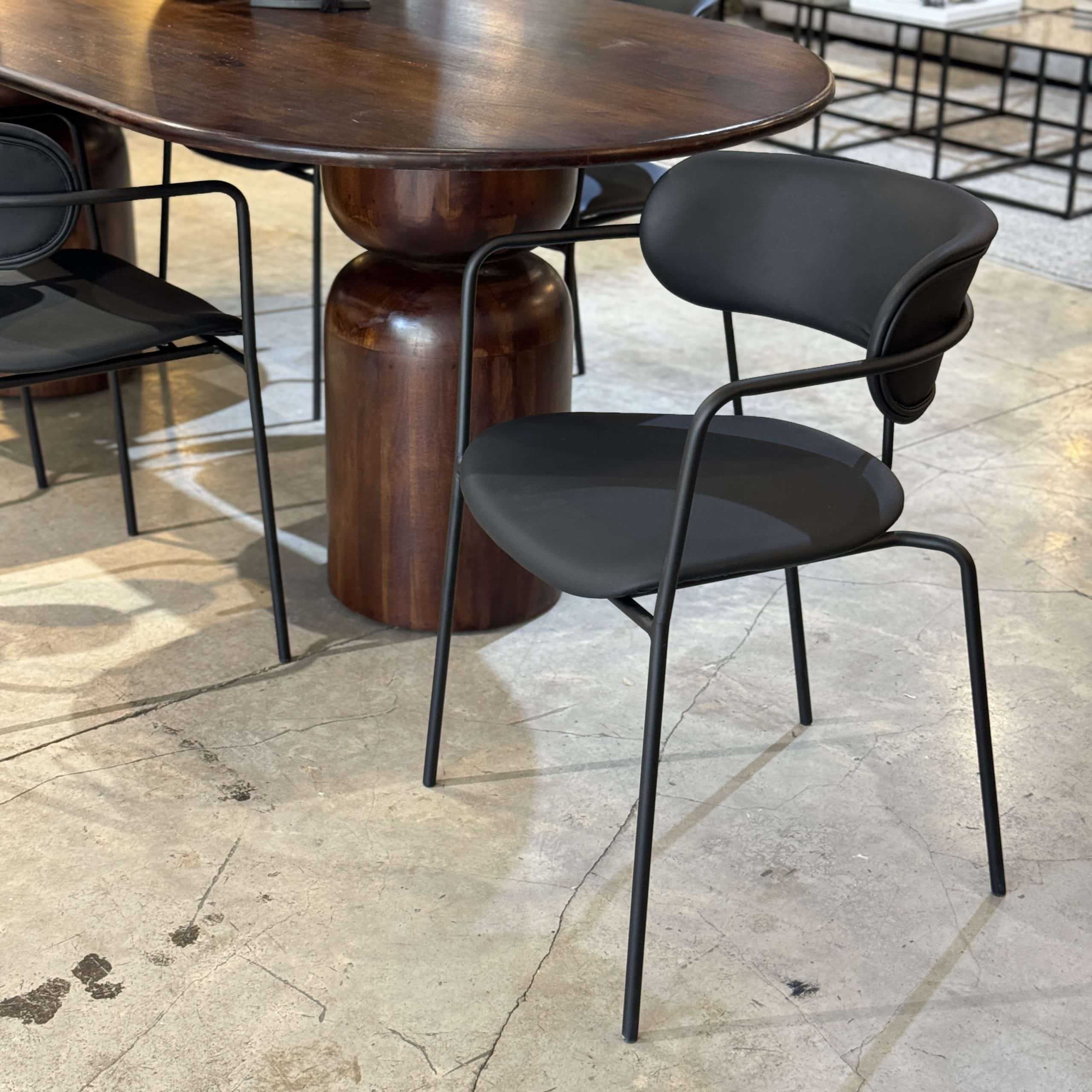 כיסא מעוצב ידיות שחור דמוי עור שחור דגם רדיסון קימי כיסא מעוצב ידיות שחור דמוי עור שחור דגם רדיסון קימי