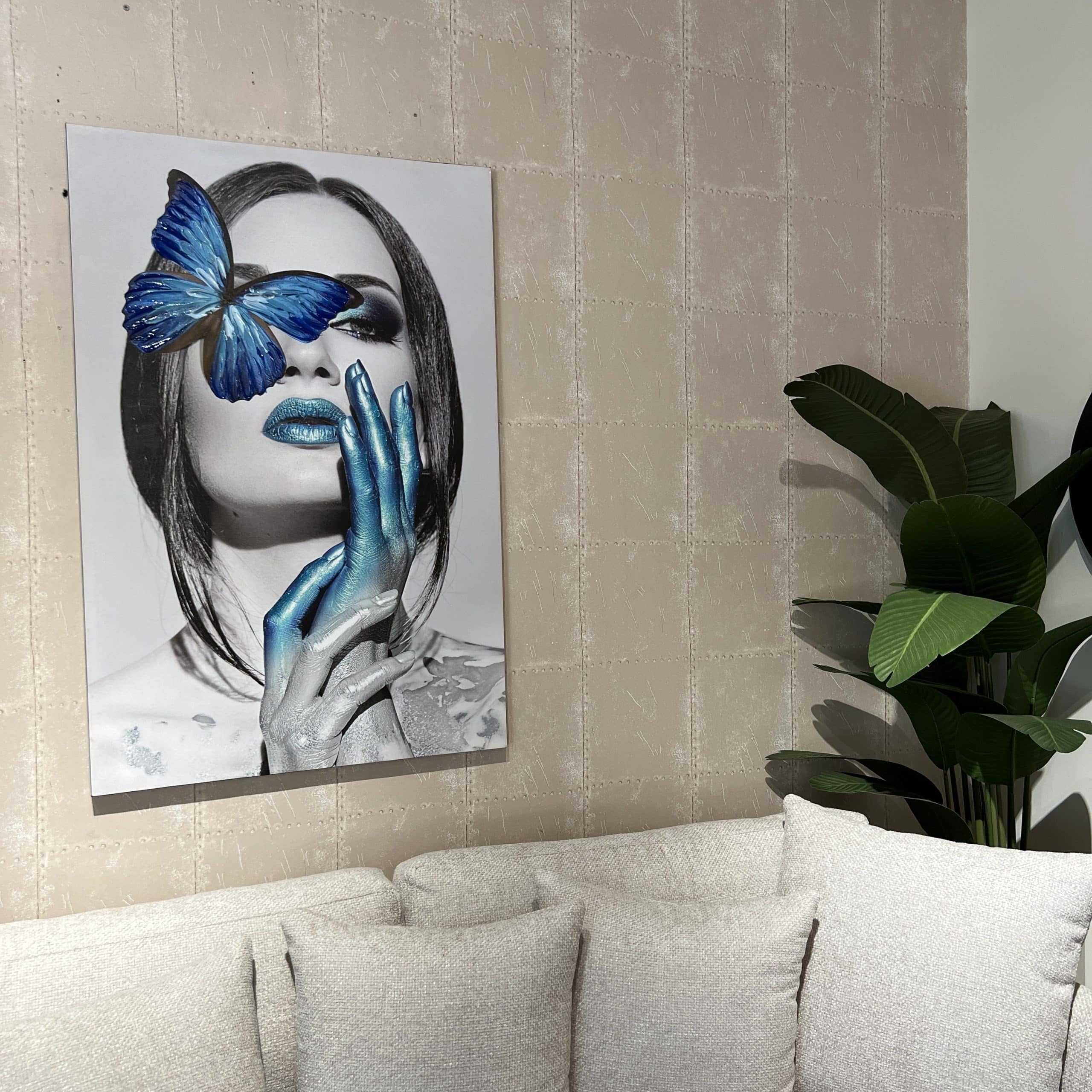 תמונה עבודת יד אישה עם פרפר כחול דגם איקו