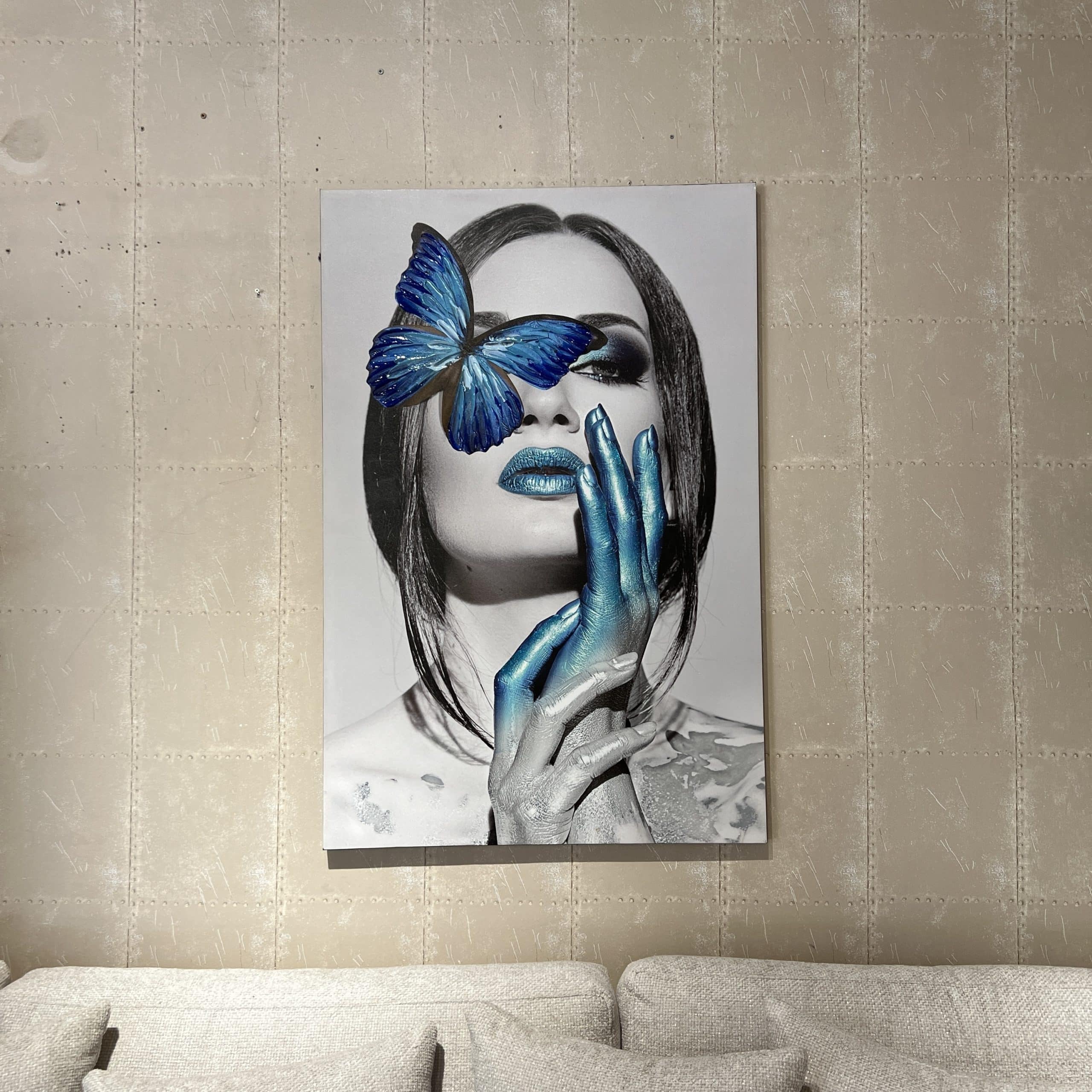 תמונה עבודת יד אישה עם פרפר כחול דגם איקו