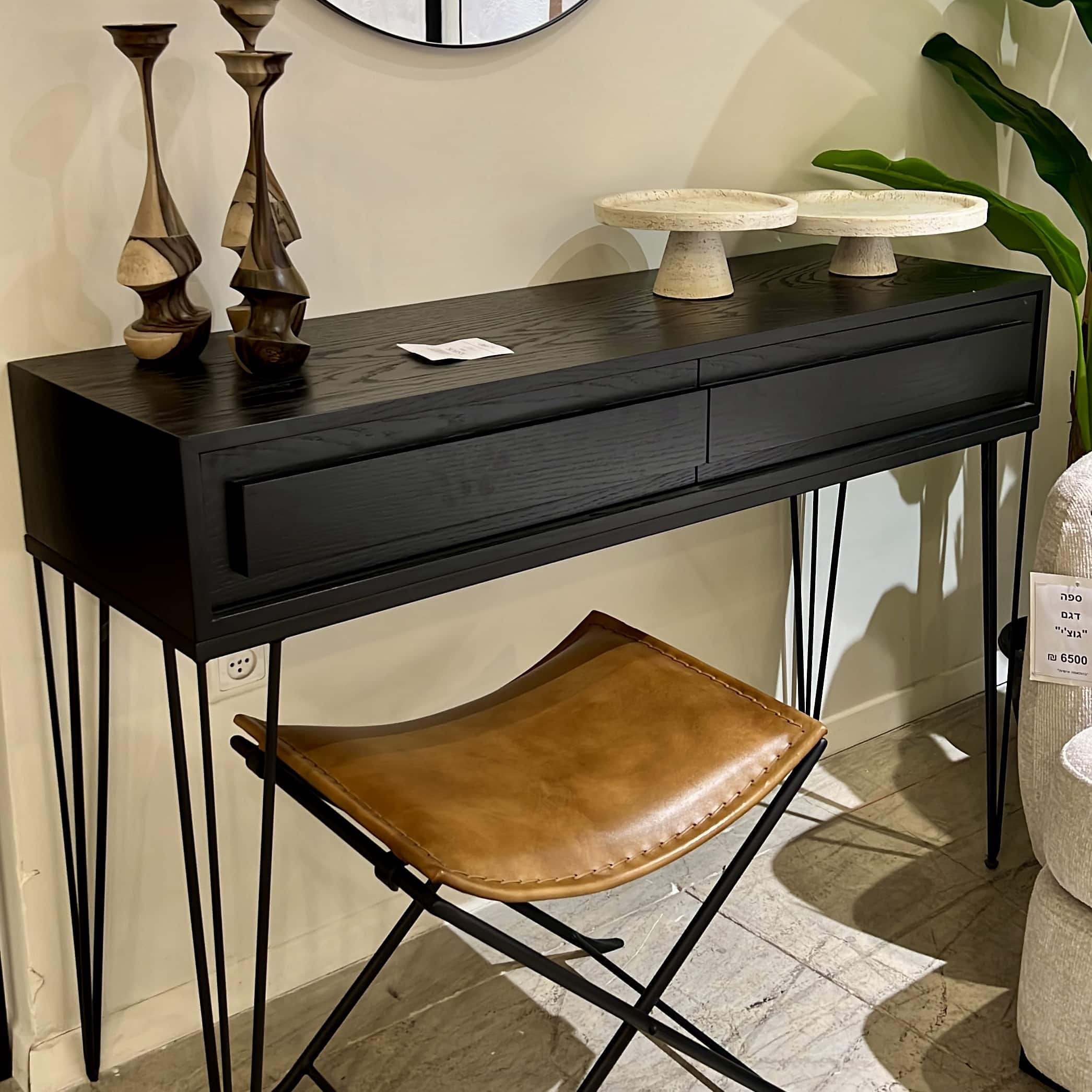 קונסולה מעוצבת דגם סיכה קונסולה מעוצבת דגם סיכה