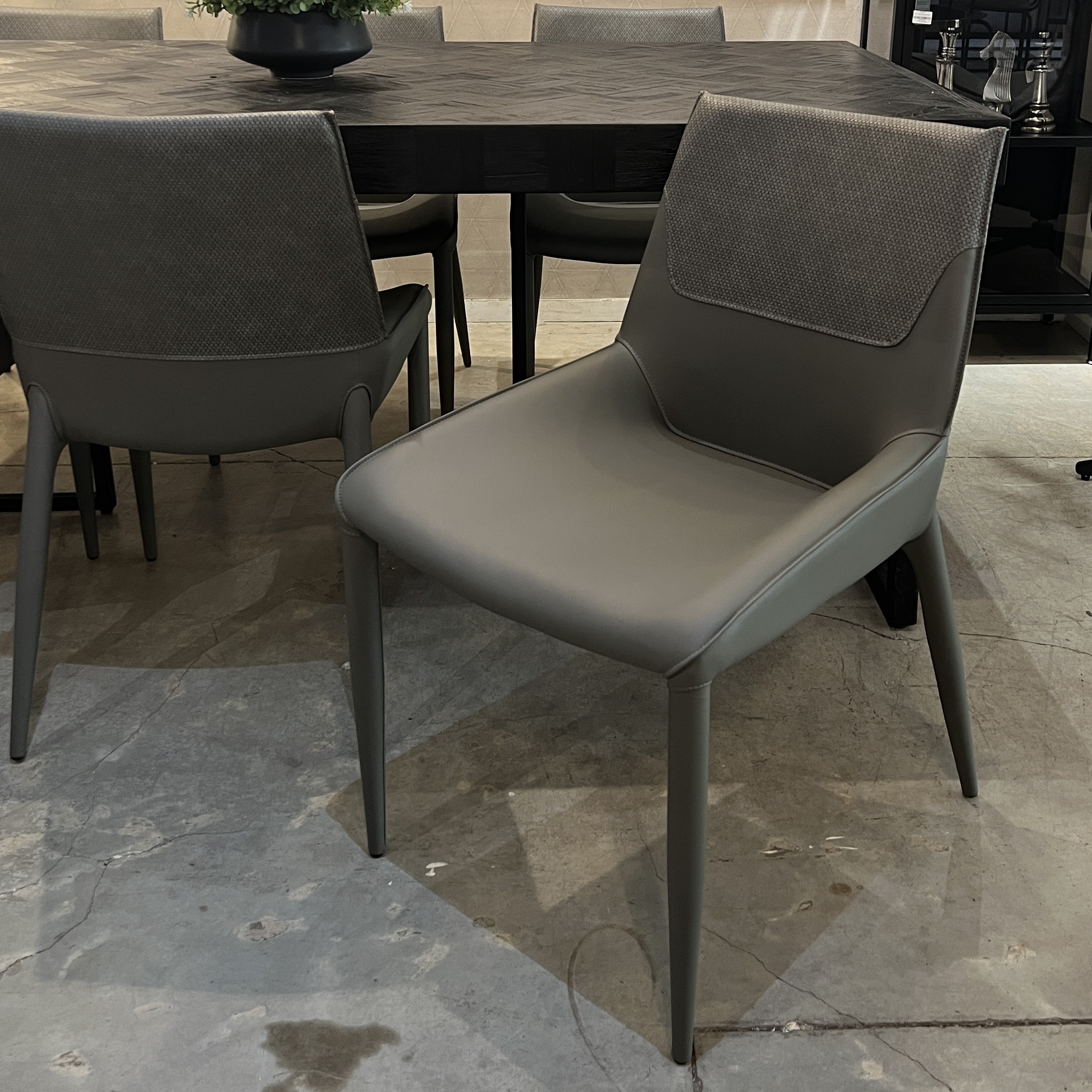 כיסא יוקרתי דמוי עור אפור דגם פבריציו- חיסול!! כיסא יוקרתי דמוי עור אפור דגם פבריציו- חיסול!!