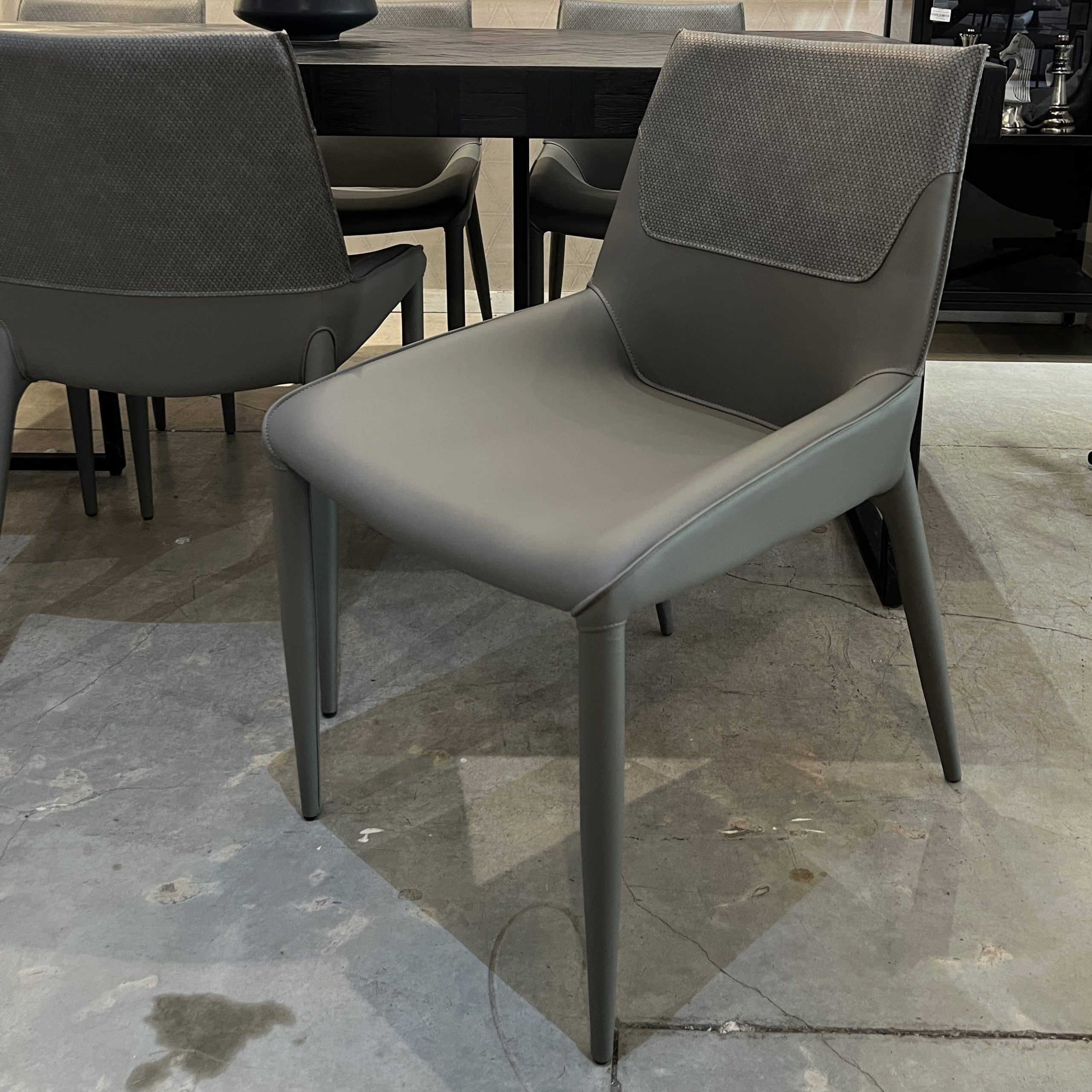 כיסא יוקרתי דמוי עור אפור דגם פבריציו- חיסול!! כיסא יוקרתי דמוי עור אפור דגם פבריציו- חיסול!!