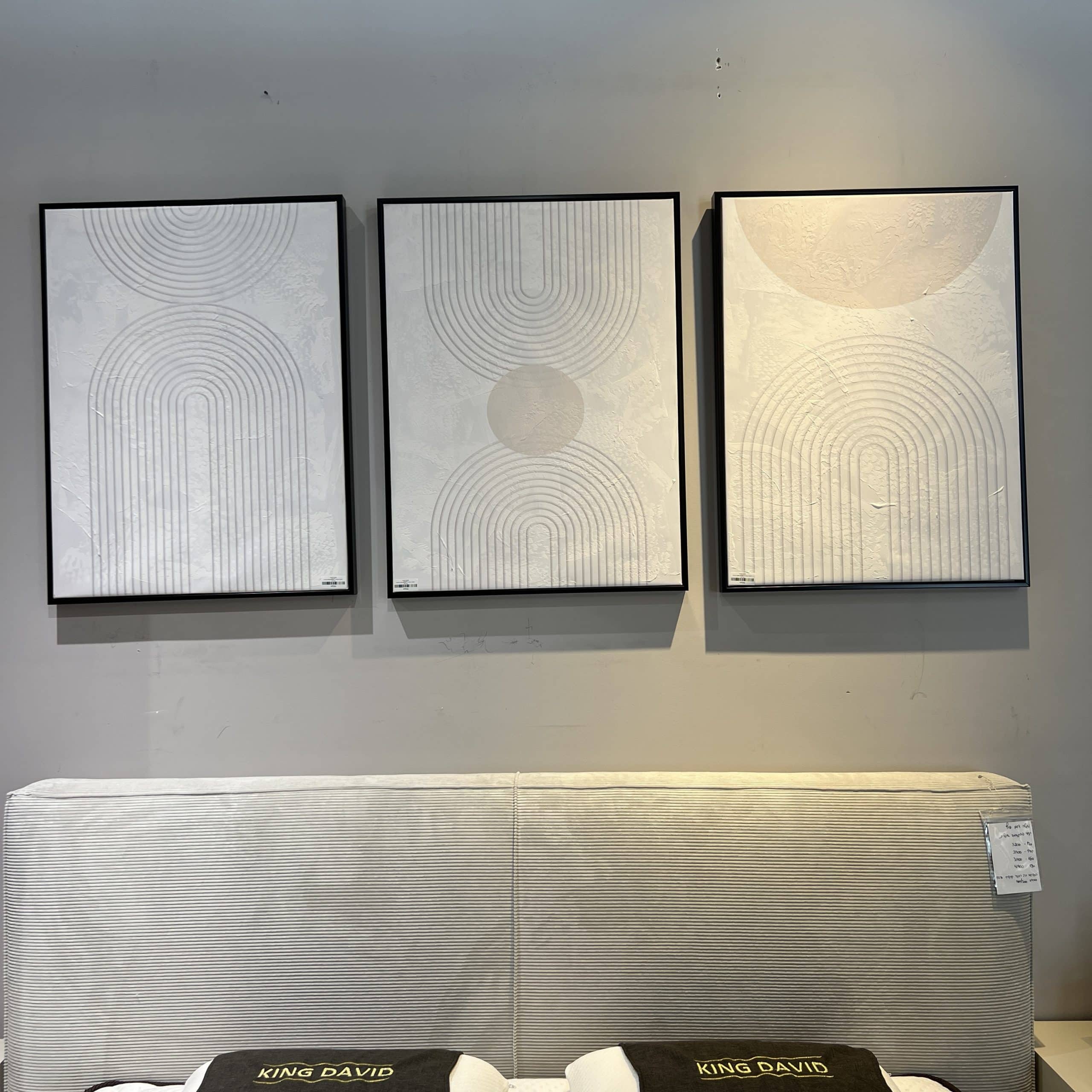 תמונה גווני שמנת ואפור בהירים עבודת יד בשילוב מסגרת שחורה תמונה גווני שמנת ואפור בהירים עבודת יד בשילוב מסגרת שחורה