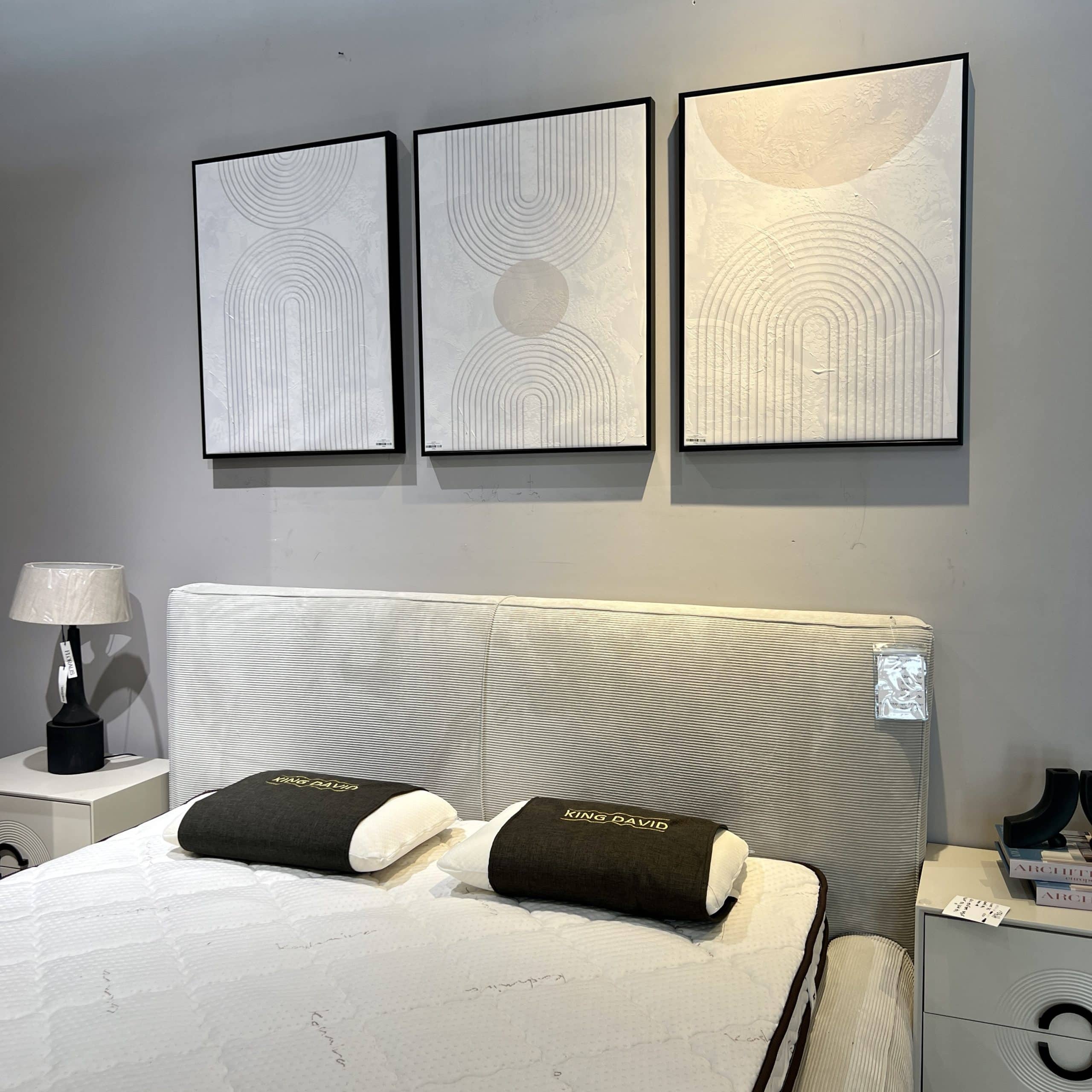 תמונה גווני שמנת ואפור בהירים עבודת יד בשילוב מסגרת שחורה תמונה גווני שמנת ואפור בהירים עבודת יד בשילוב מסגרת שחורה