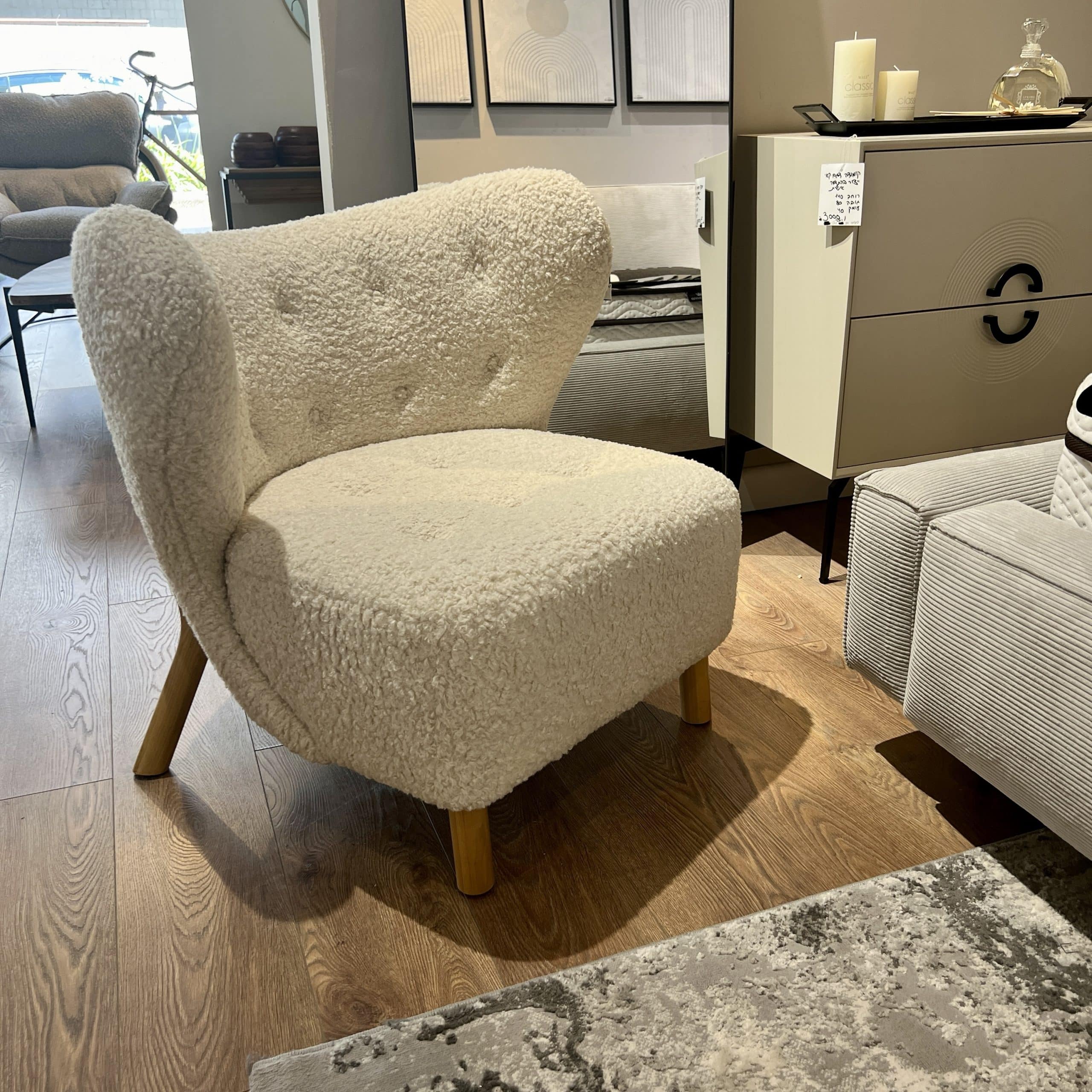 כורסא מודרנית בד בוקלה לבן דגם בוטון קימי - חיסול! כורסא מודרנית בד בוקלה לבן דגם בוטון קימי - חיסול!