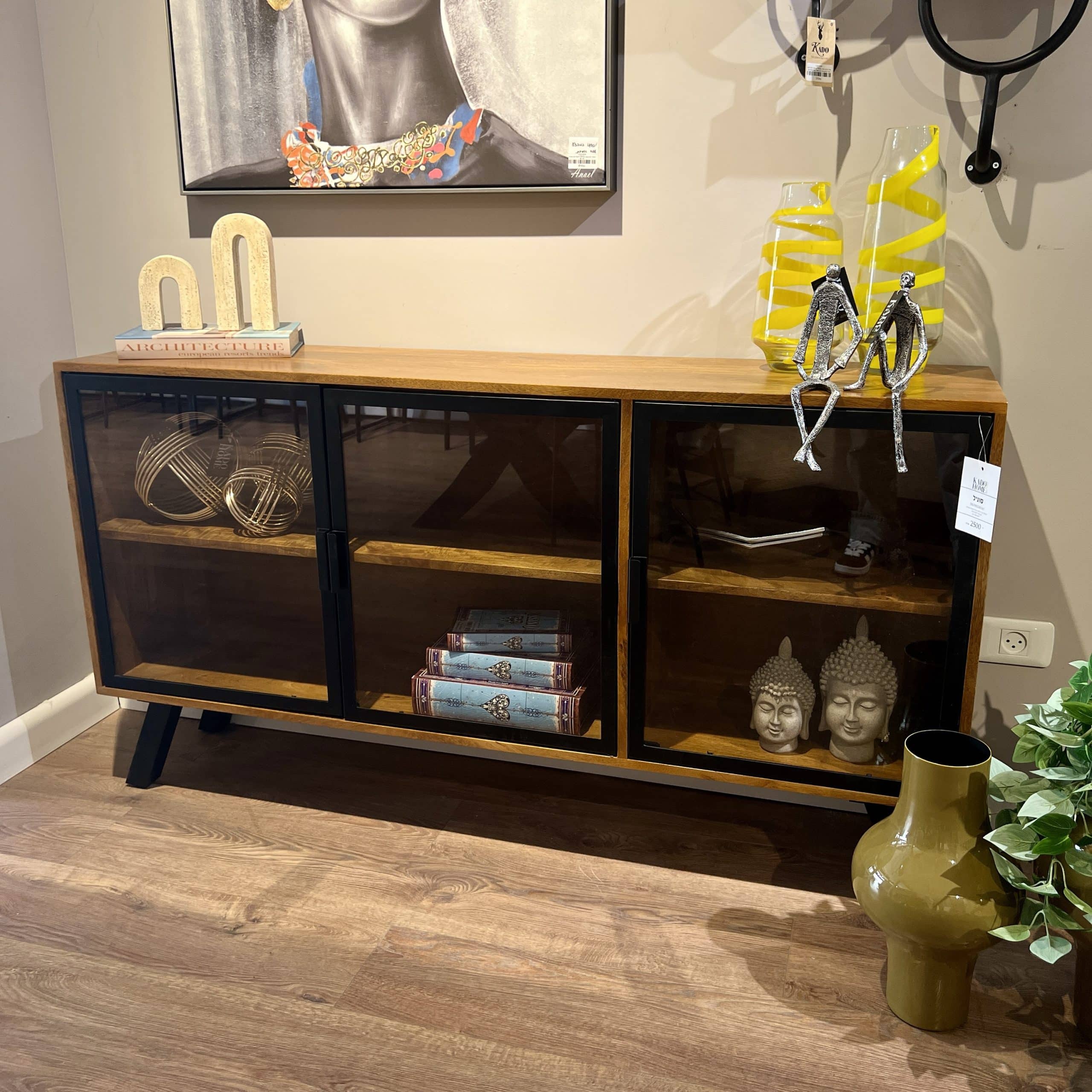 קומודה עץ 3 דלתות זכוכית מסגרת שחורה דגם סוניל קומודה עץ 3 דלתות זכוכית מסגרת שחורה דגם סוניל