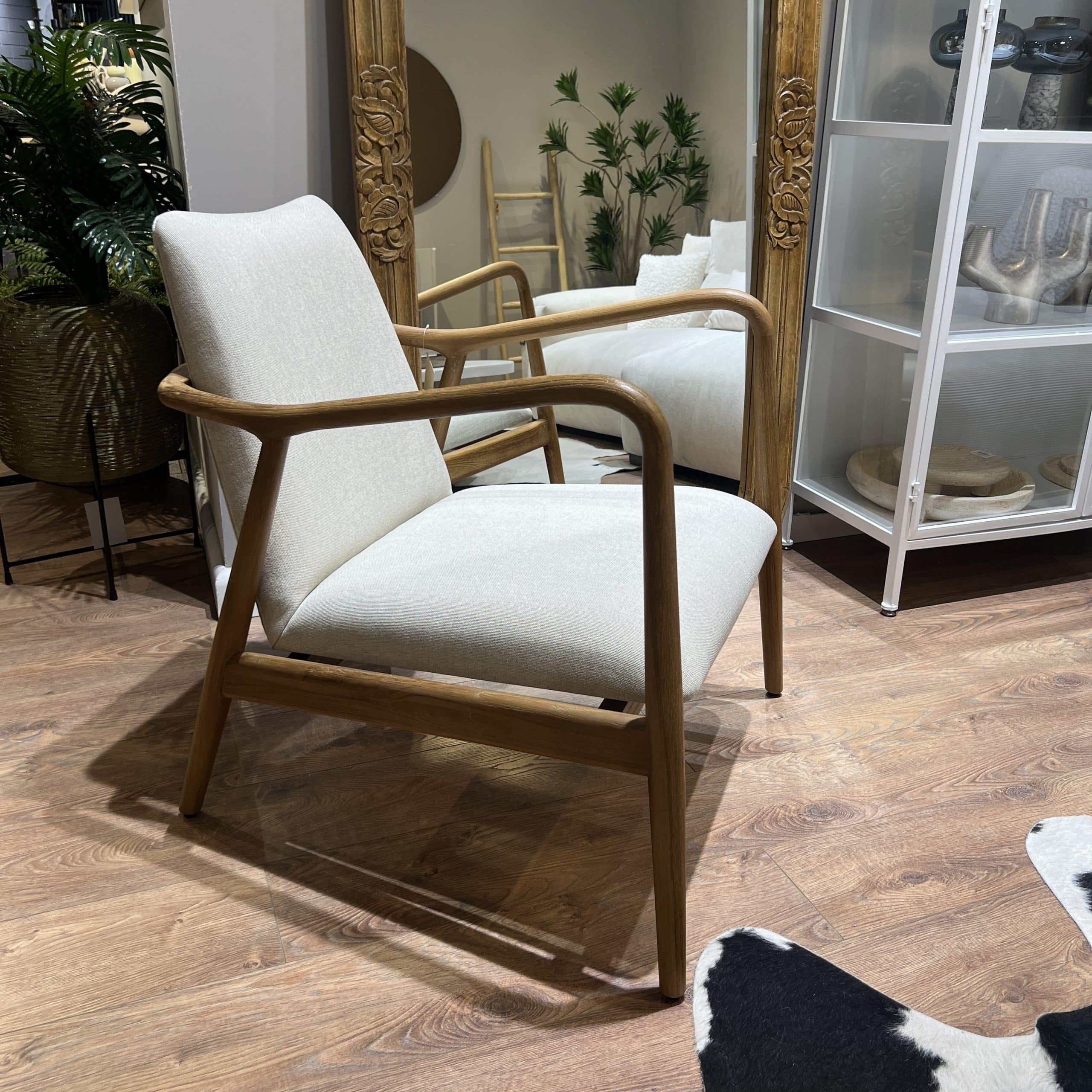 כורסא דגם קולבי עץ טיק בשילוב בד בגוון בז כורסא דגם קולבי עץ טיק בשילוב בד בגוון בז