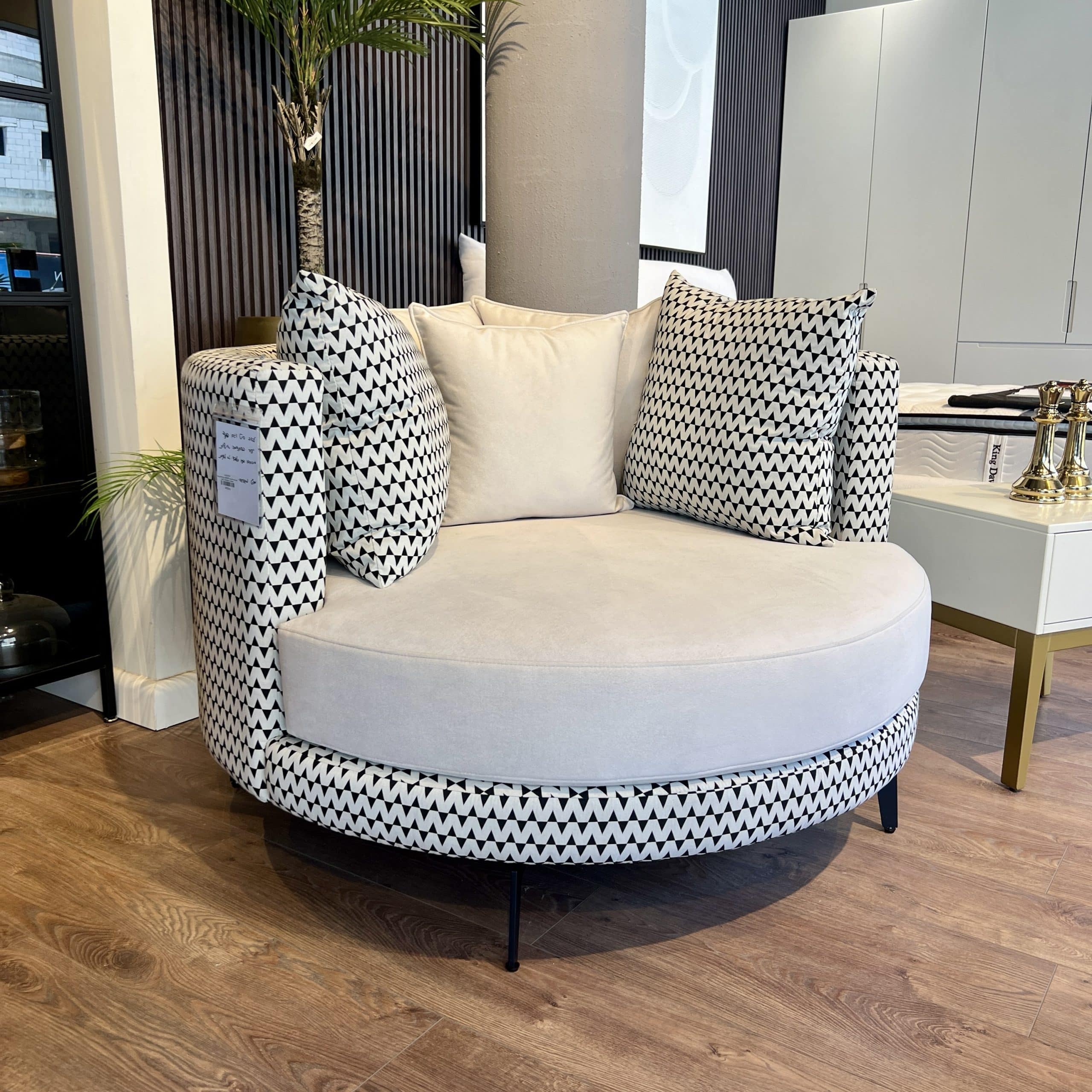 לאב סיט מעוצבת דגם פנדי - חיסול מתצוגה! לאב סיט מעוצבת דגם פנדי - חיסול מתצוגה!