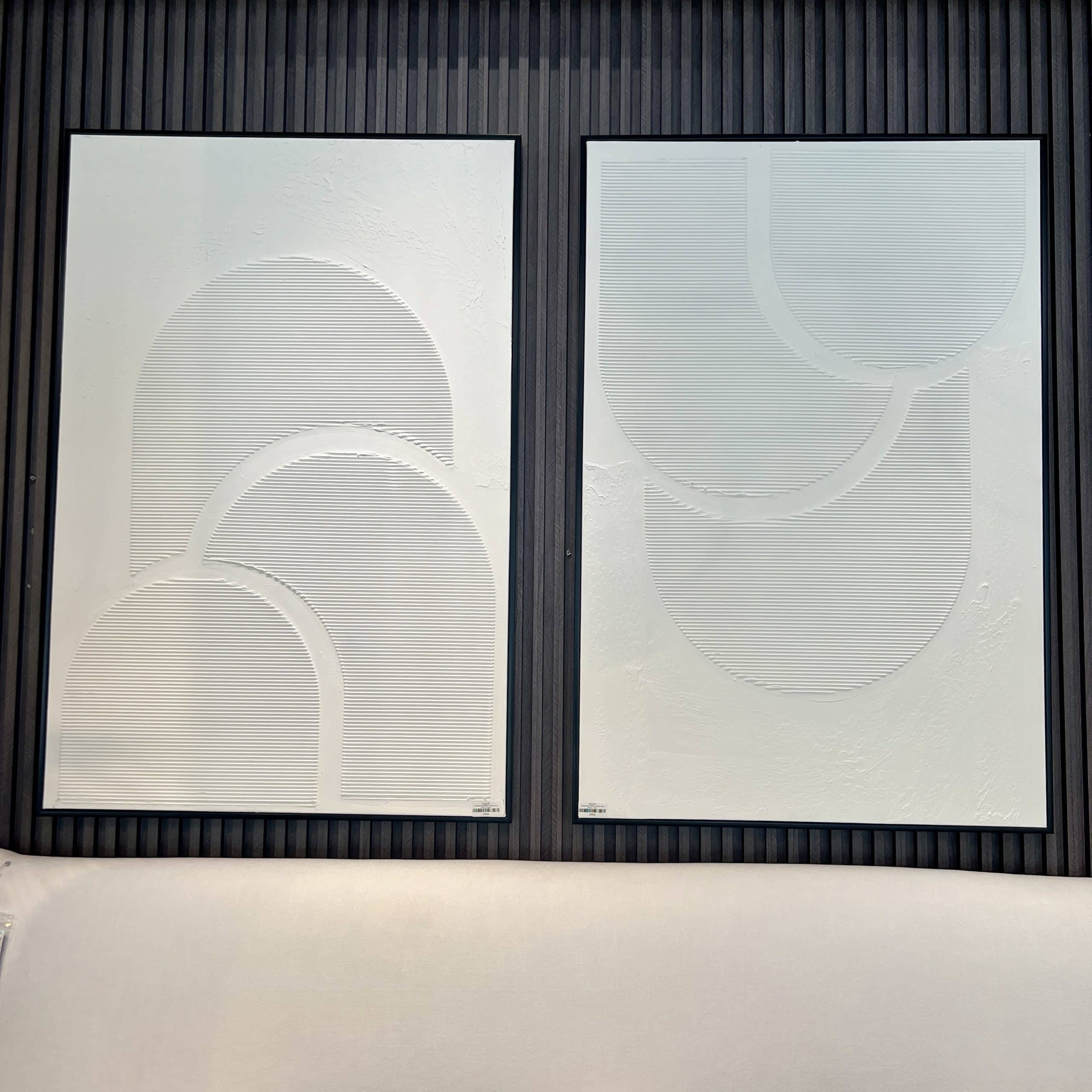 תמונה תבליט לבנה לקיר עבודת יד בשילוב מסגרת