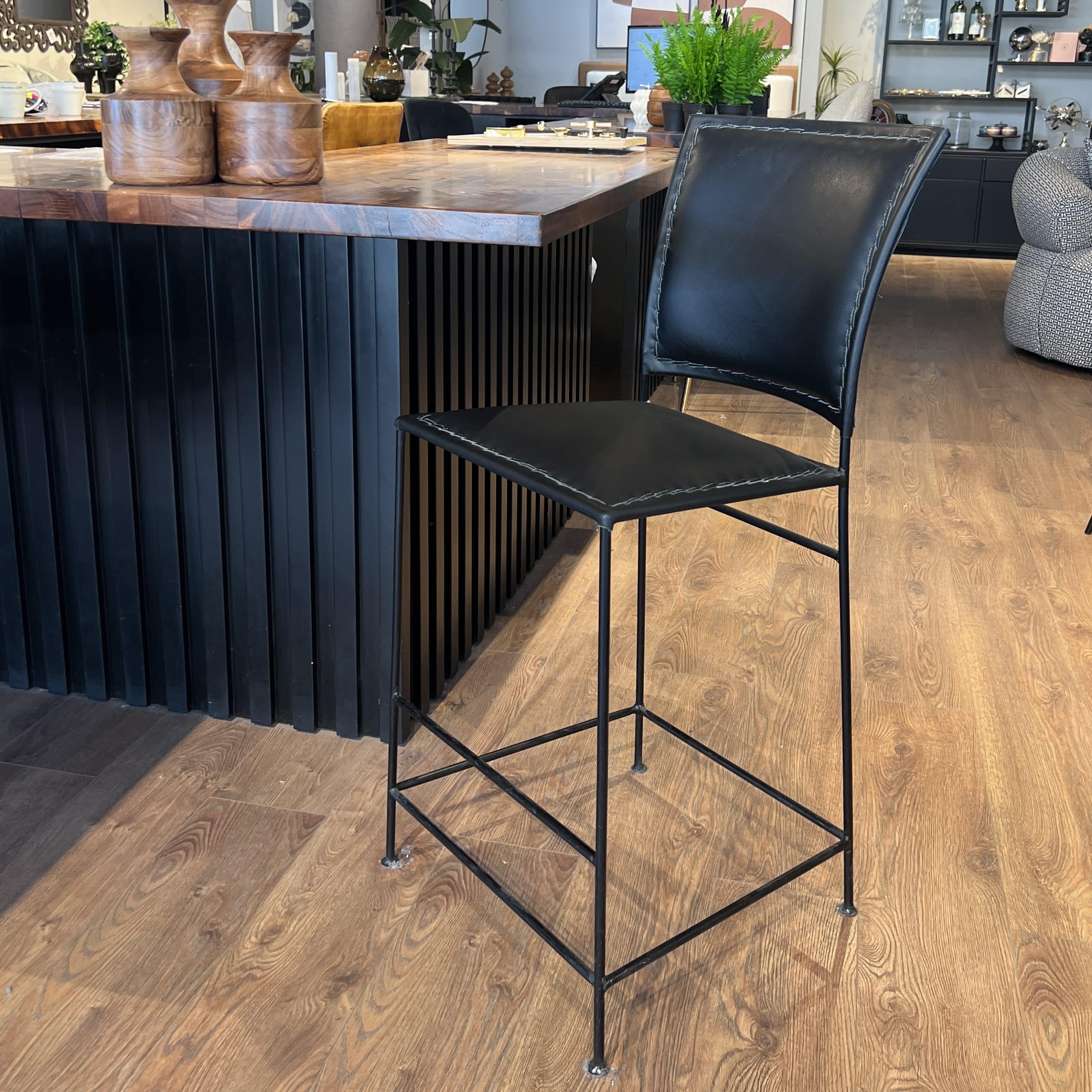 כסא בר דגם אמבסדור עור בופאלו שחור -אחרונים מתצוגה בחיסול!! כסא בר דגם אמבסדור עור בופאלו שחור -אחרונים מתצוגה בחיסול!!