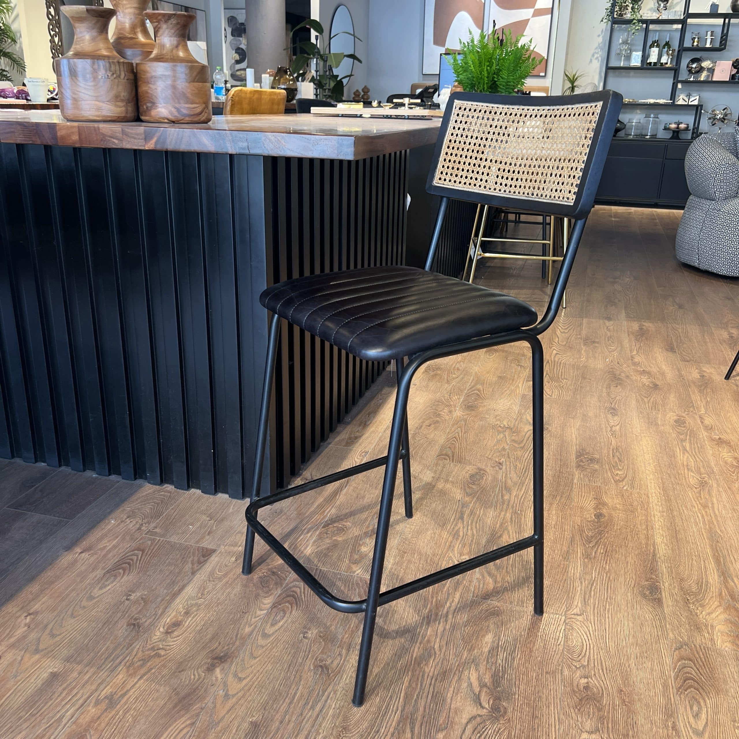 כסא בר דגם ראטן עור שחור אשוק כסא בר דגם ראטן עור שחור אשוק