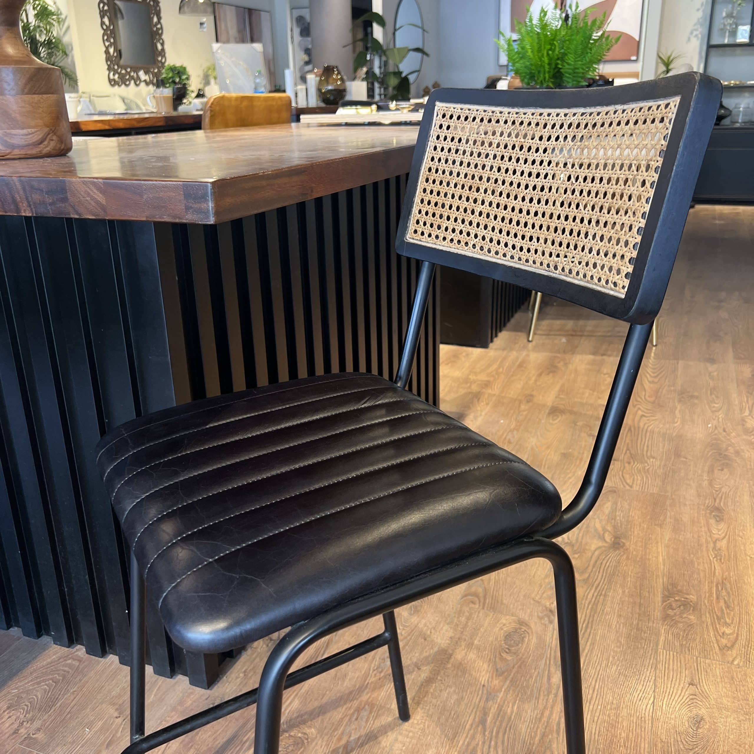 כסא בר דגם ראטן עור שחור אשוק כסא בר דגם ראטן עור שחור אשוק