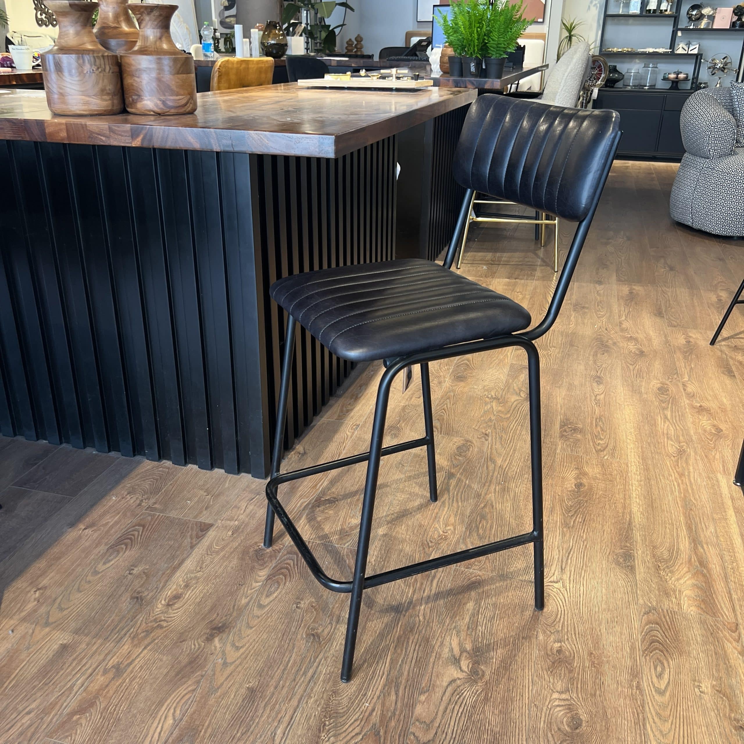 כסא בר דגם אוכף עם משענת עור שחור - חיסול! כסא בר דגם אוכף עם משענת עור שחור - חיסול!