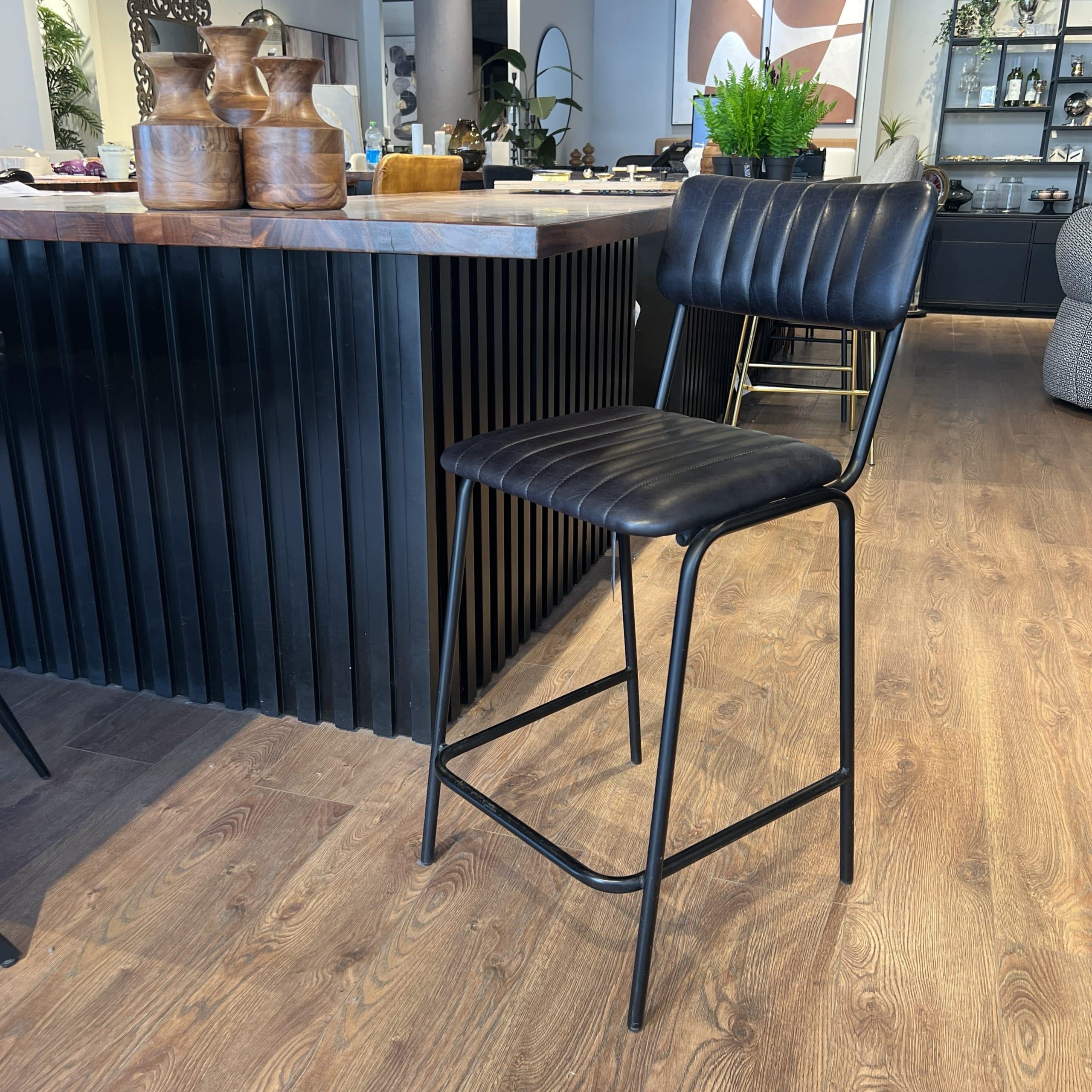 כסא בר דגם אוכף עם משענת עור שחור - חיסול! כסא בר דגם אוכף עם משענת עור שחור - חיסול!