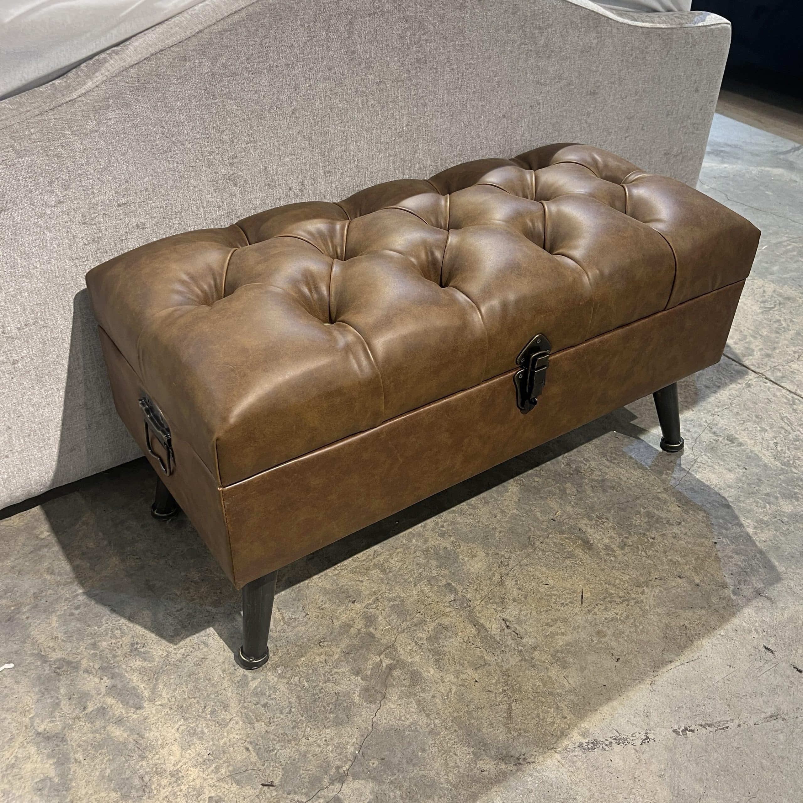 הדום קפיטונז דמוי עור חום בינוני נפתח הדום קפיטונז דמוי עור חום בינוני נפתח