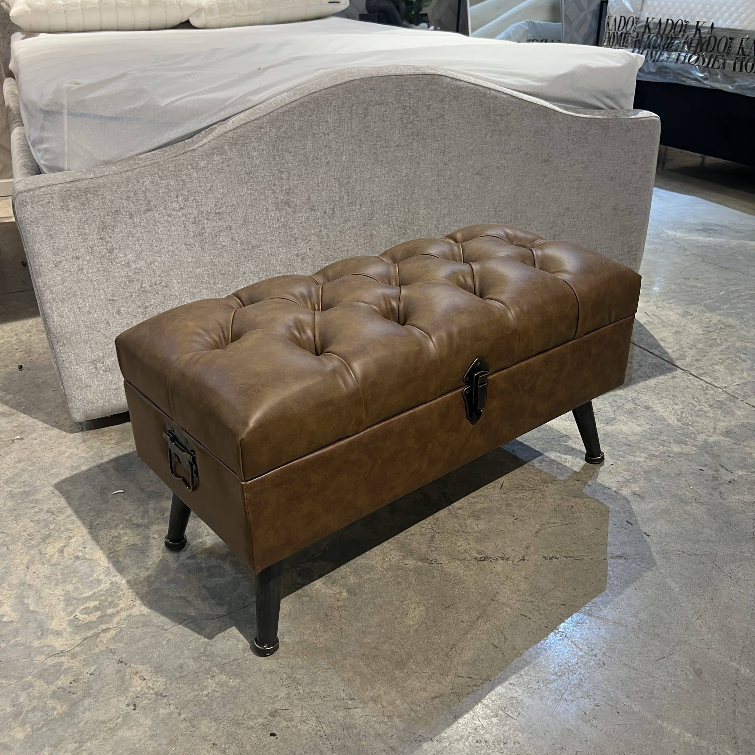 הדום קפיטונז דמוי עור חום בינוני נפתח הדום קפיטונז דמוי עור חום בינוני נפתח