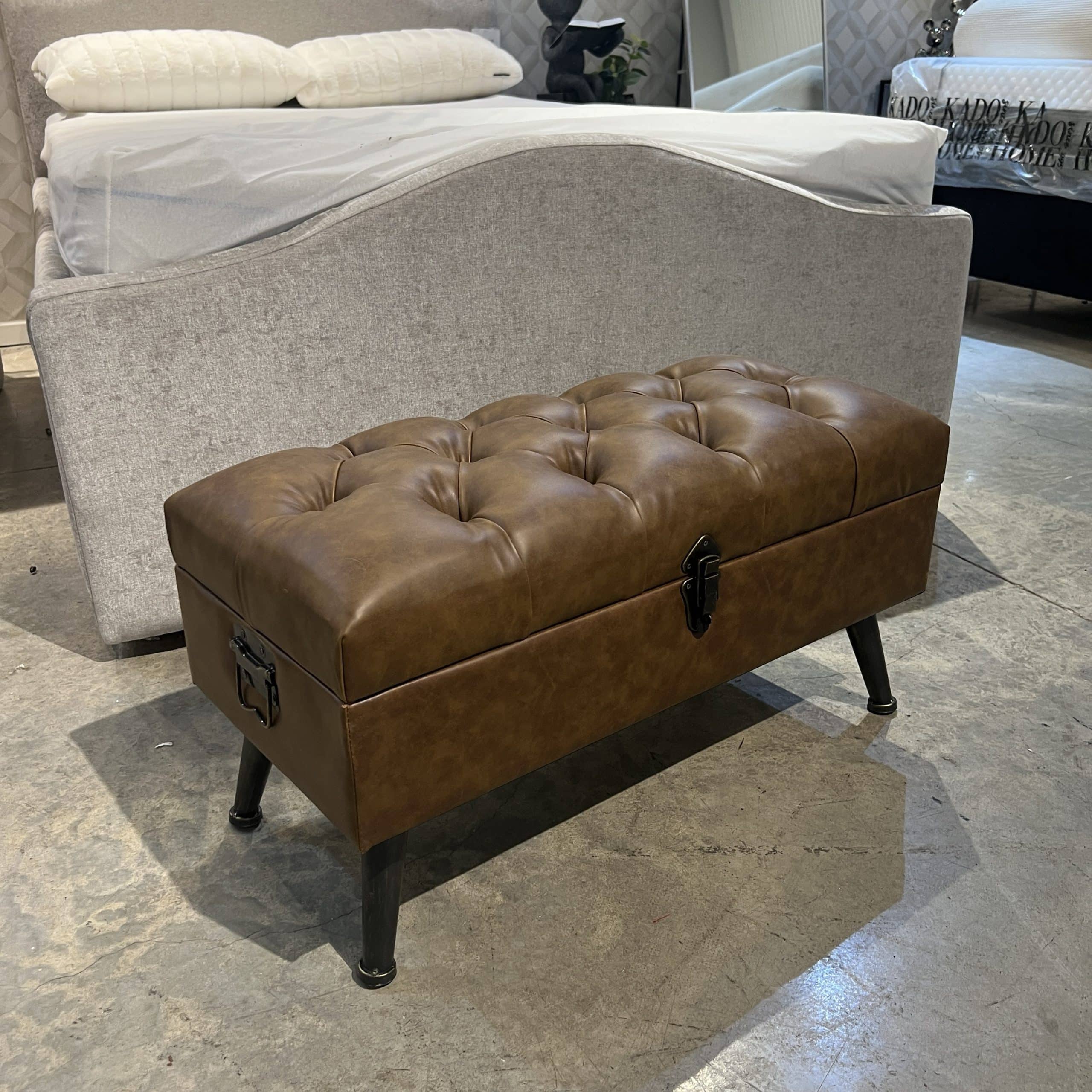 הדום קפיטונז דמוי עור חום בינוני נפתח הדום קפיטונז דמוי עור חום בינוני נפתח