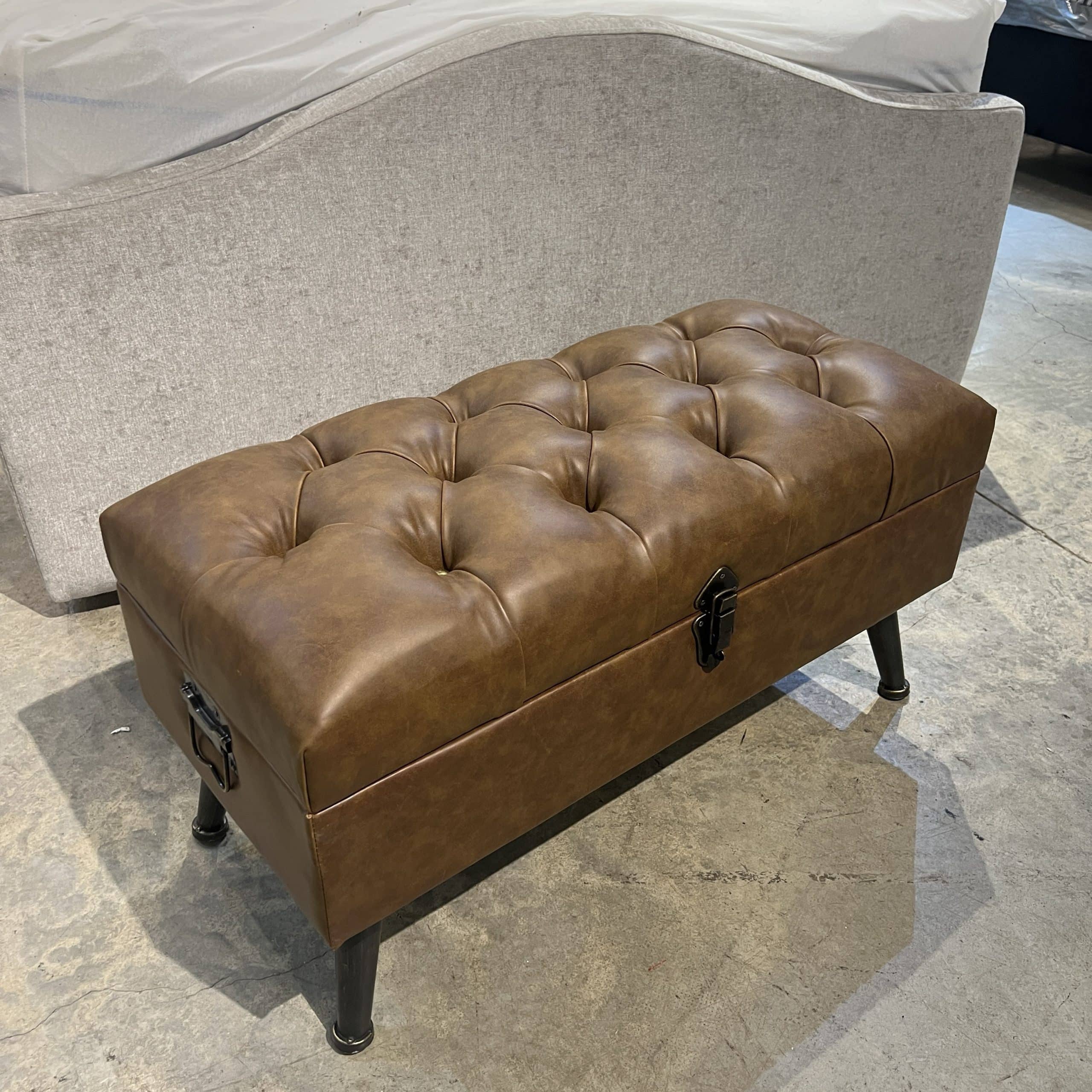 הדום קפיטונז דמוי עור חום בינוני נפתח הדום קפיטונז דמוי עור חום בינוני נפתח