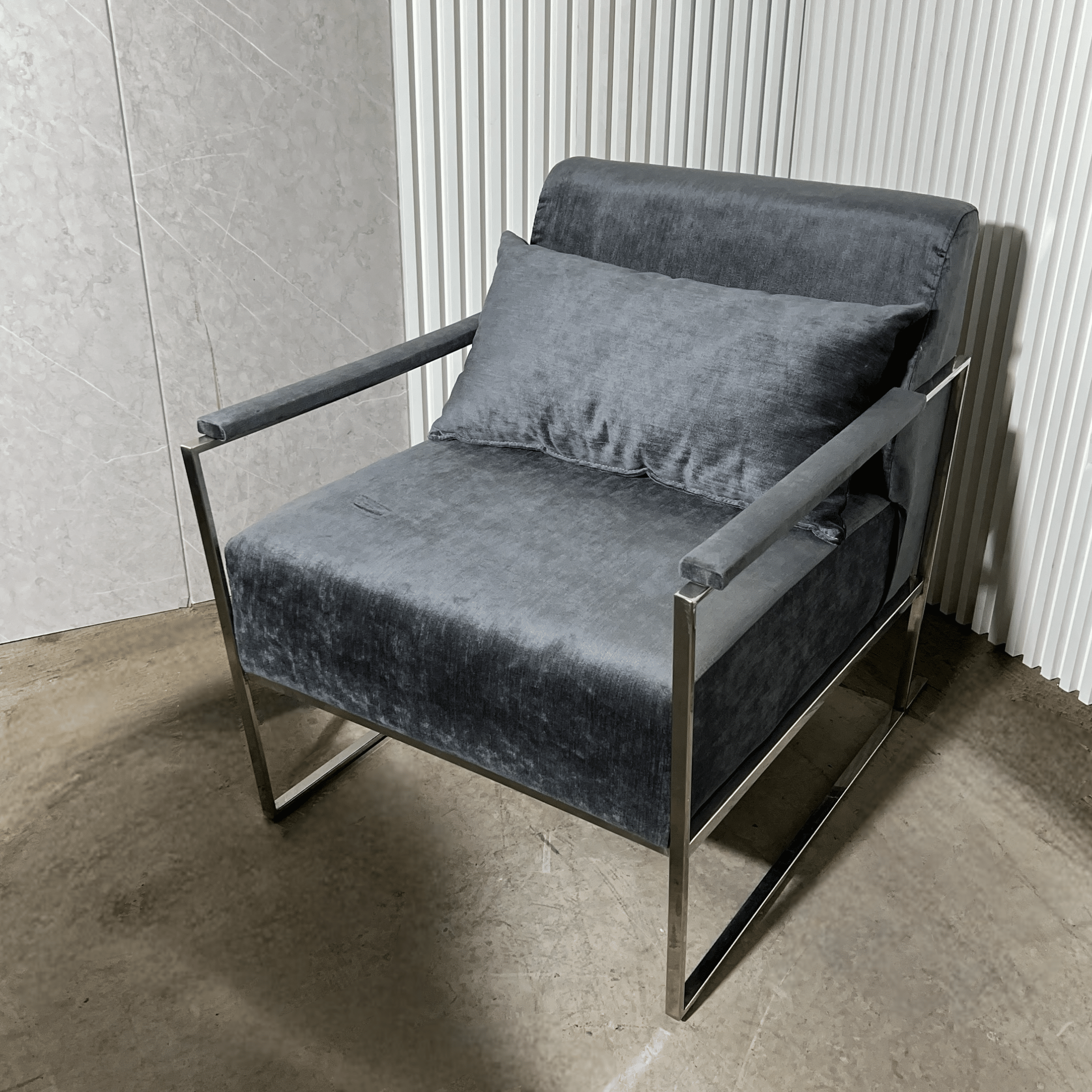 כורסא מעוצבת קטיפה אפורה ידיות ניקל דגם רום- חיסול מתצוגה (נתניה עודפים) כורסא מעוצבת קטיפה אפורה ידיות ניקל דגם רום- חיסול מתצוגה (נתניה עודפים)