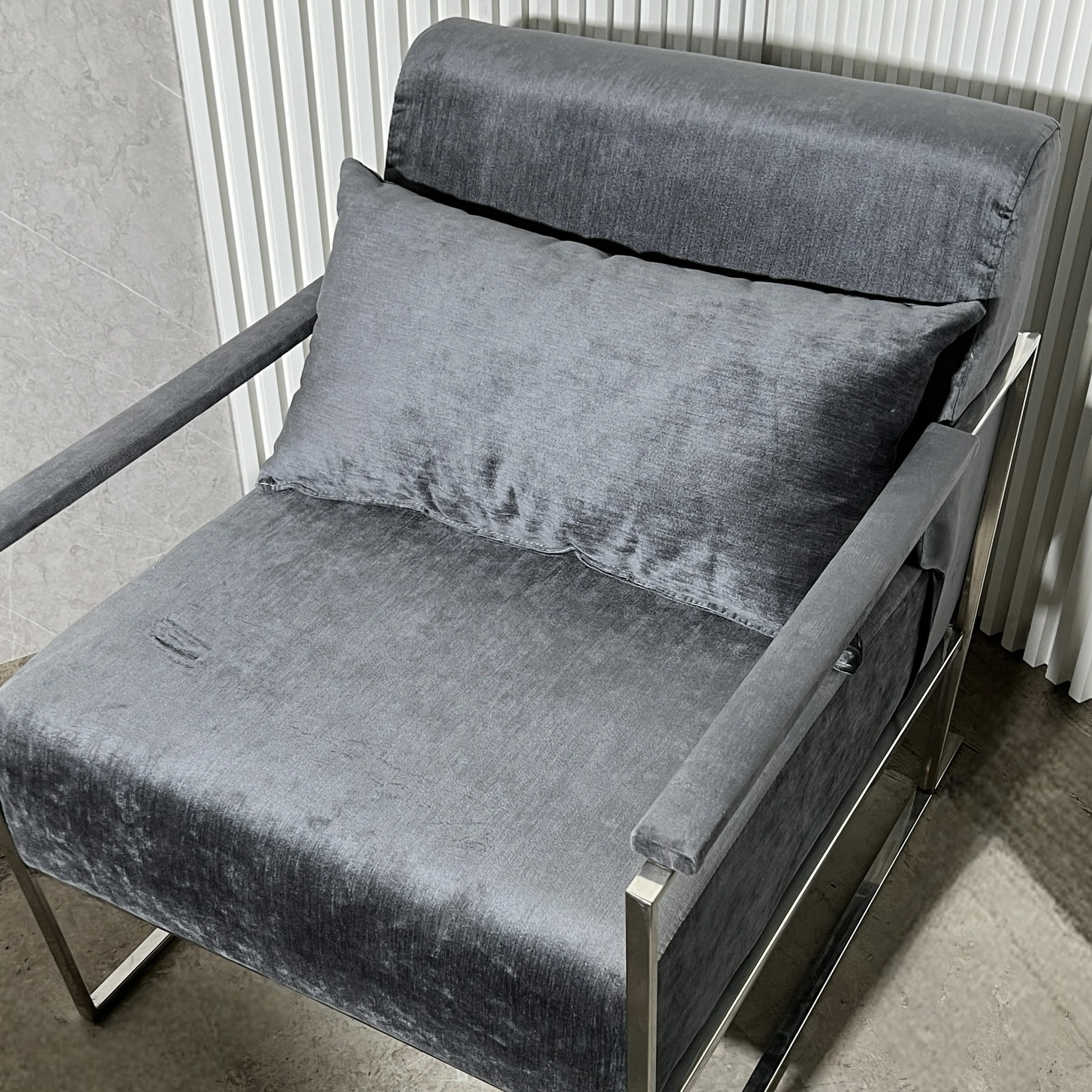 כורסא מעוצבת קטיפה אפורה ידיות ניקל דגם רום- חיסול מתצוגה (נתניה עודפים) כורסא מעוצבת קטיפה אפורה ידיות ניקל דגם רום- חיסול מתצוגה (נתניה עודפים)