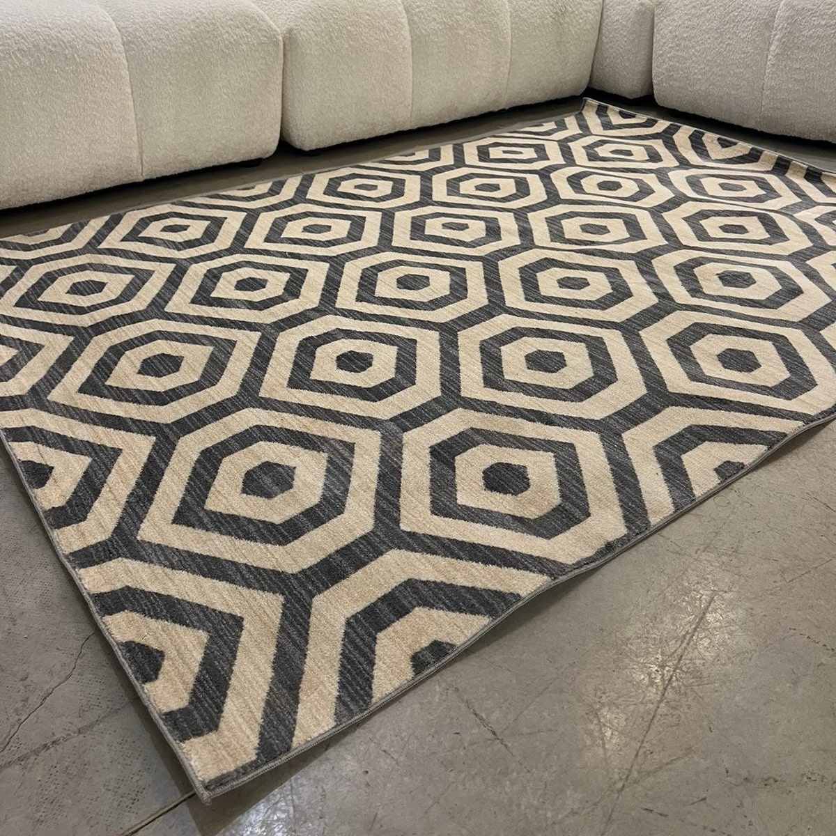 שטיח גאומטרי אפור בז כוורת דגם אריזונה