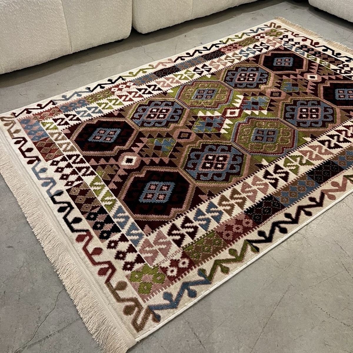 שטיח מרוקאי צבעוני עם פרנזים דגם טיפאני