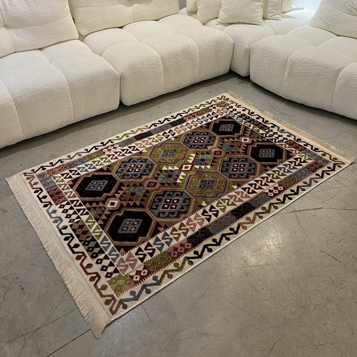 שטיח מרוקאי צבעוני עם פרנזים דגם טיפאני