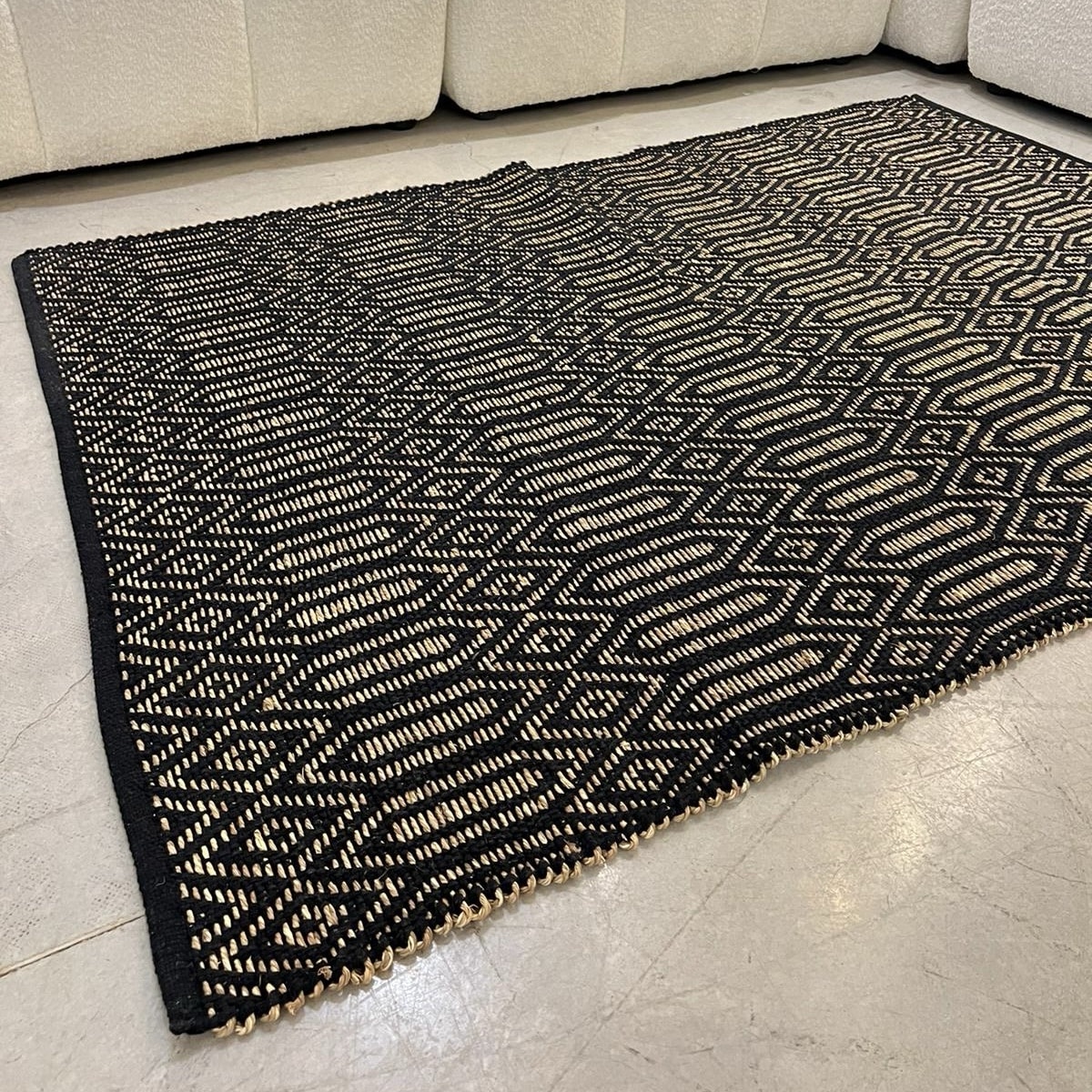 שטיח חבל גאומטרי שחור וקש טבעי דגם ויפאסנה