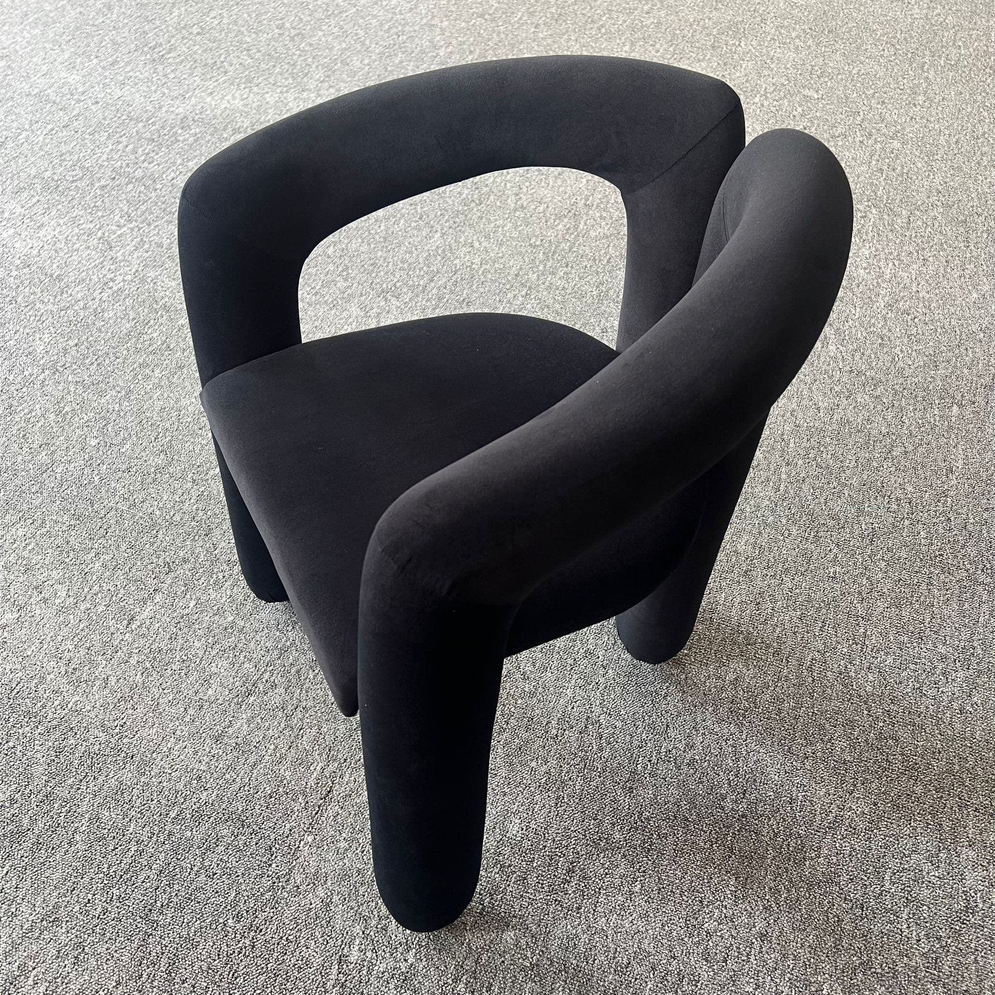 כיסא כורסא פולנצו קטיפה שחור דגם סופיטל כיסא כורסא פולנצו קטיפה שחור דגם סופיטל