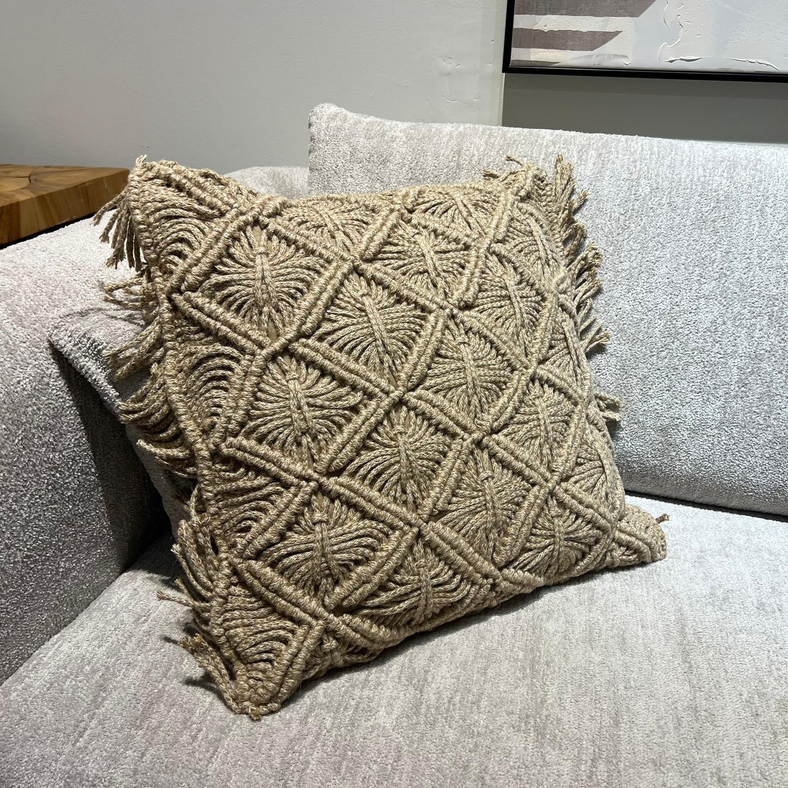 כרית נוי מקרמה בהיר 50/50 דגם איקו כרית נוי מקרמה בהיר 50/50 דגם איקו