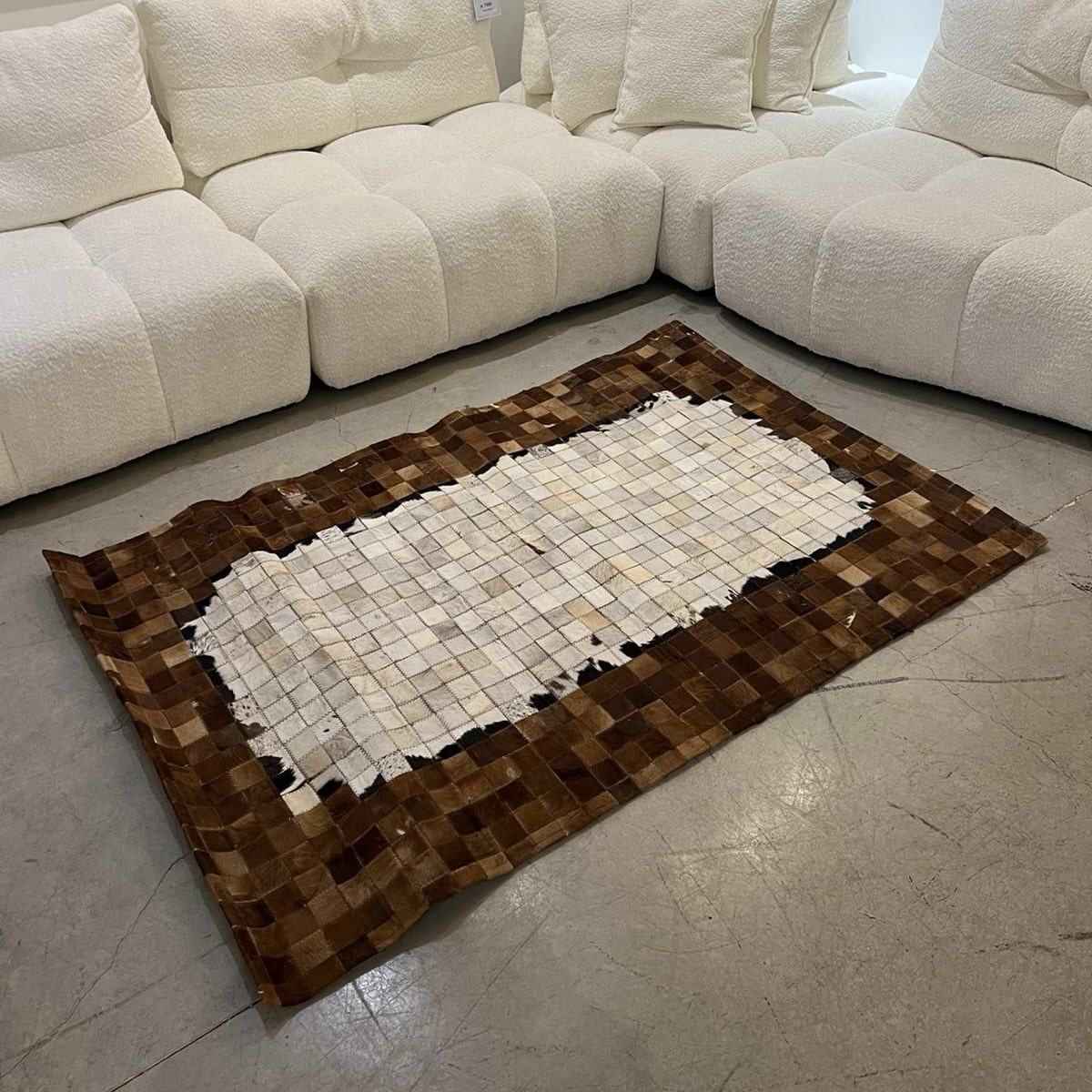 שטיח עור וינטג׳ עבודת יד קוביות שמנת חום