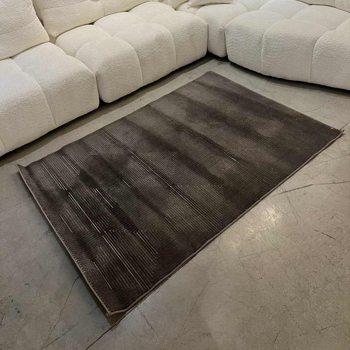 שטיח חום גאומטרי אריגה משולבת דגם מלאני