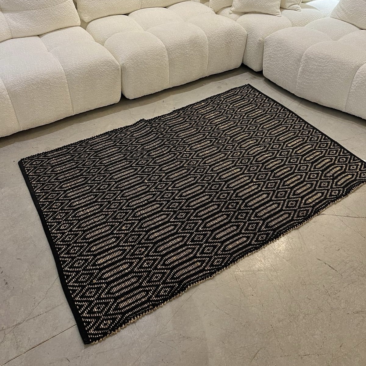 שטיח חבל גאומטרי שחור וקש טבעי דגם ויפאסנה