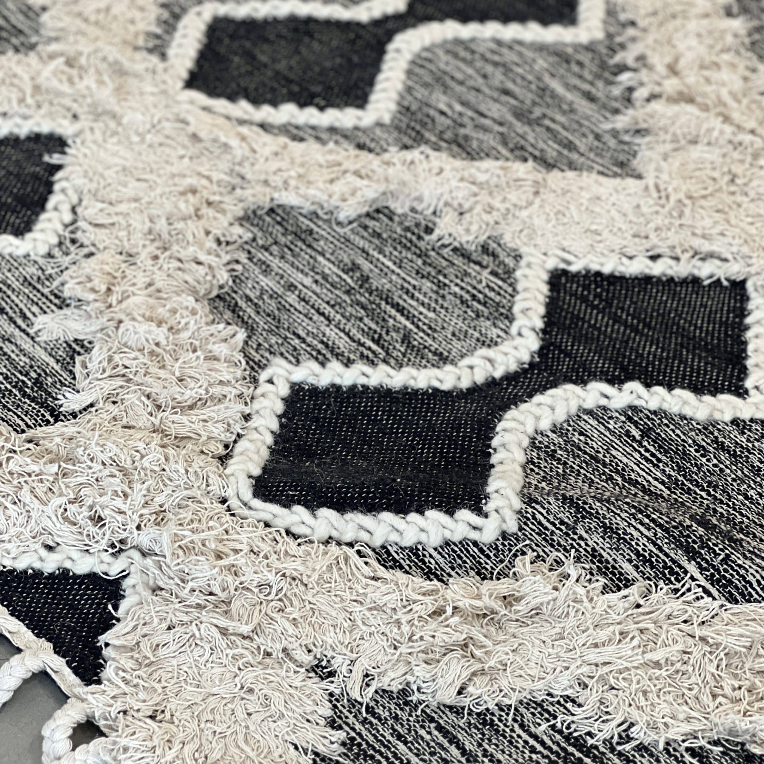 שטיח בוהו אריגה משולבת סיומת פרנזים דגם בר