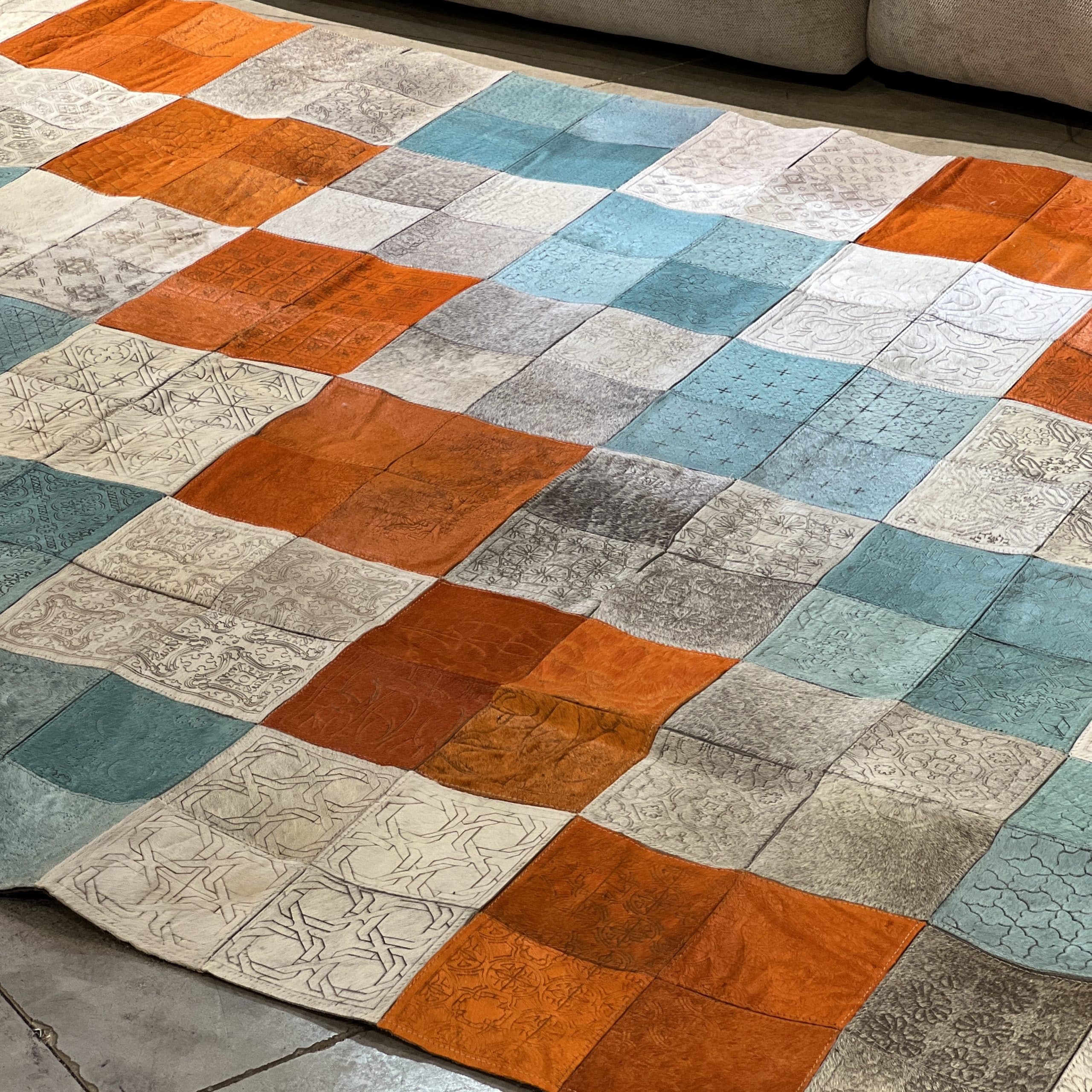 שטיח עור וינטג׳ עבודת יד קוביות צבעוני