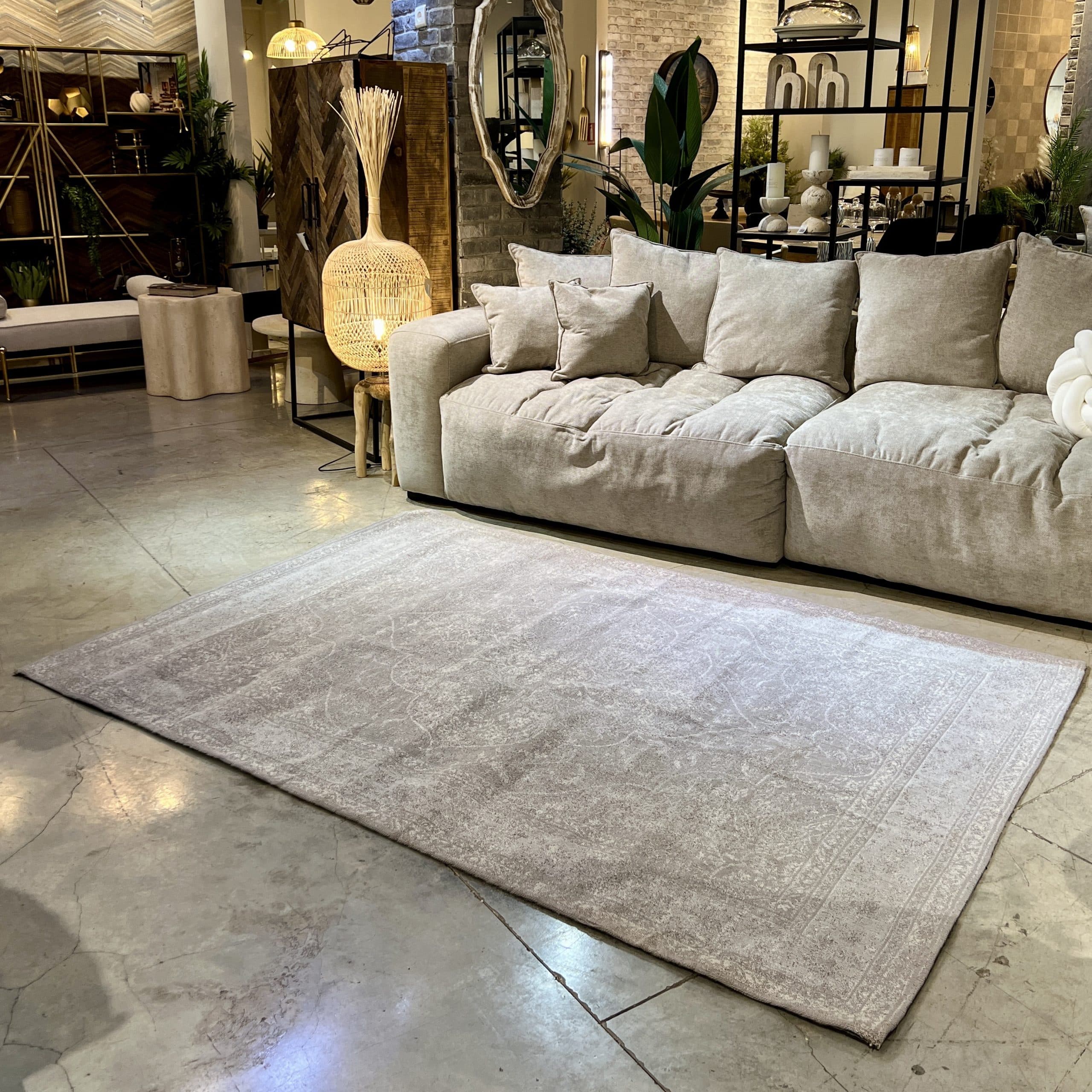 שטיח וינטג׳ קלאסי מעוטר בגווני אפור דגם ג׳ובאני